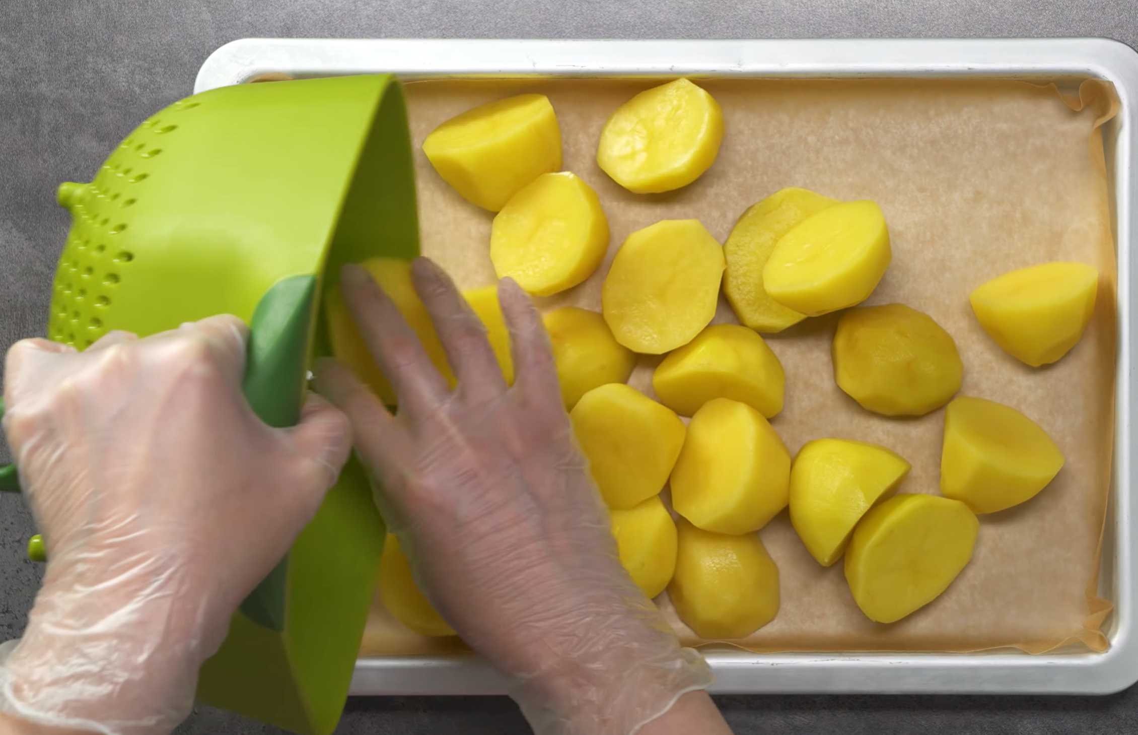 Почистите и крупно нарежьте картофель. Выложите картофель на противень, покрытый бумагой. Курица с прованскими травами и картошкой-Шаг 1