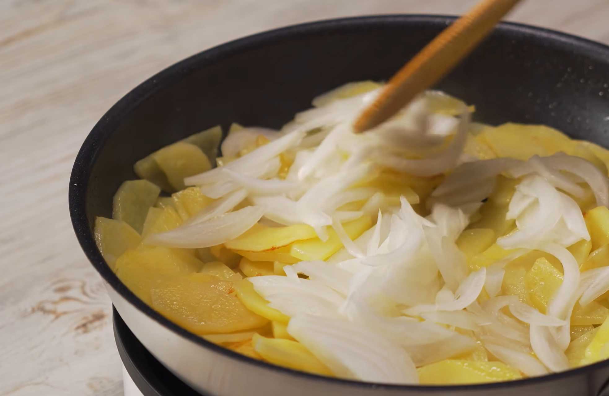 Жареный картофель с лисичками-Шаг 8