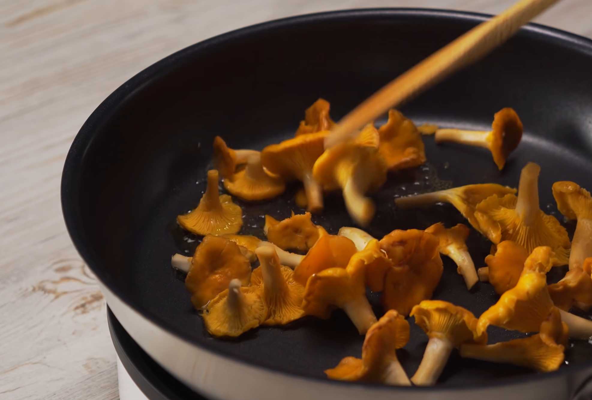 Жареный картофель с лисичками-Шаг 4