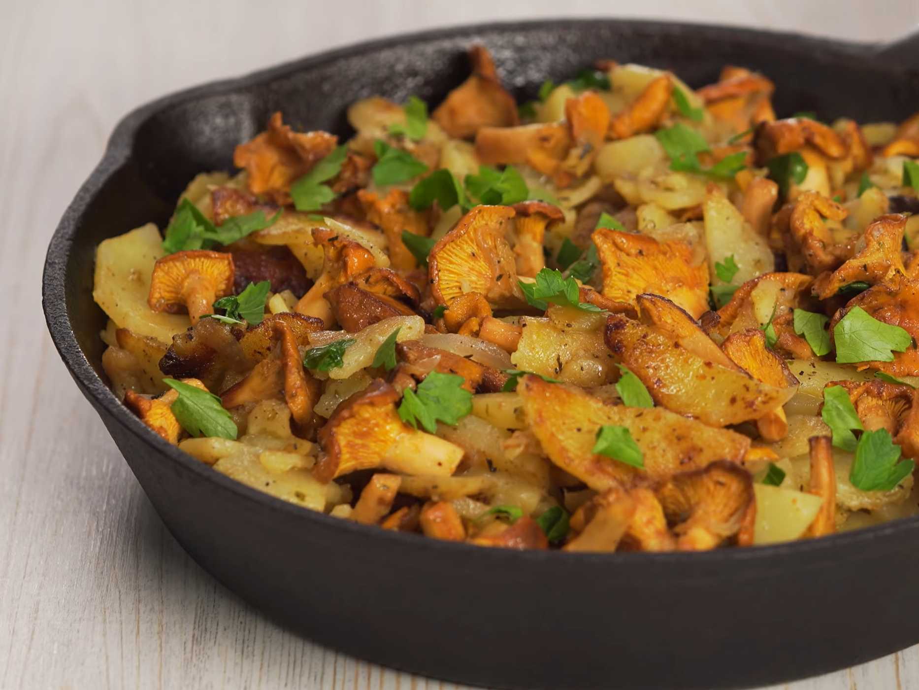 Жареный картофель с лисичками-Шаг 13