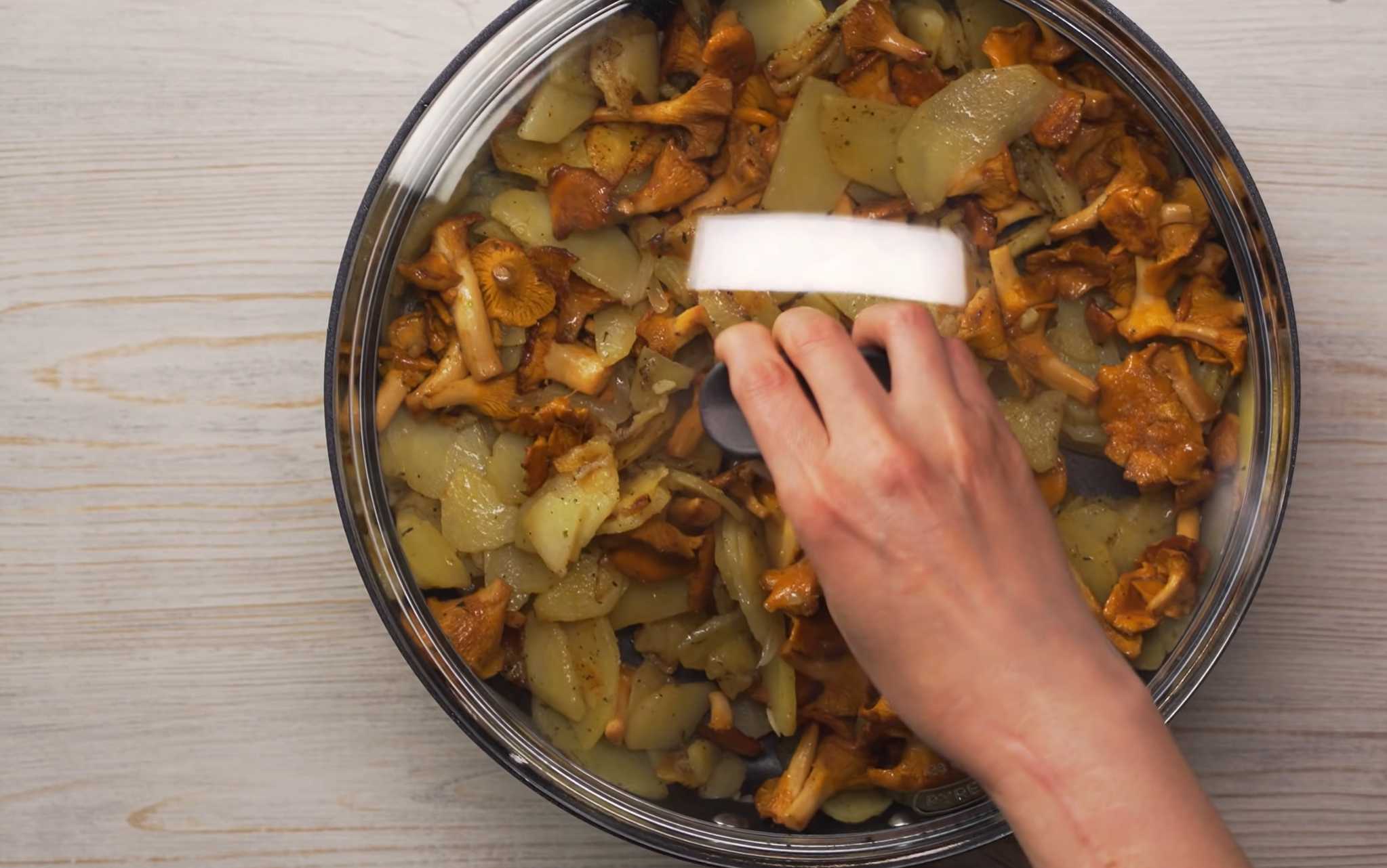 Жареный картофель с лисичками-Шаг 12