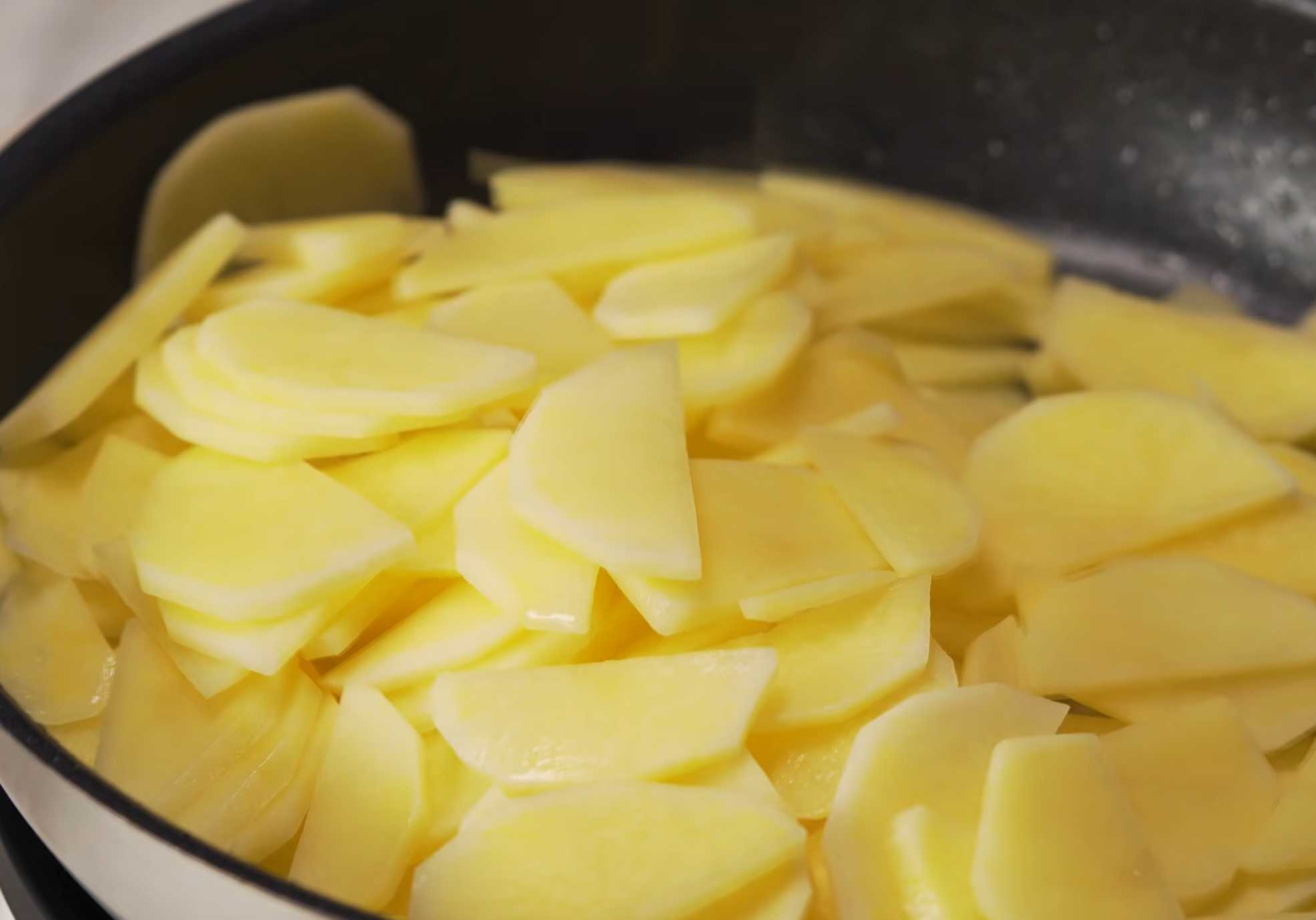 Жареный картофель с лисичками-Шаг 7