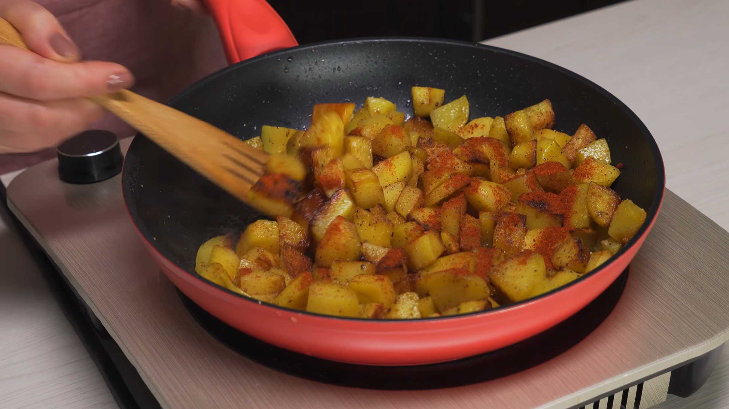 Обжаривайте картофель 5 минут на среднем огне. Посыпьте картофель паприкой и перемешайте. Золотистая жареная картошка на сковороде-Шаг 7