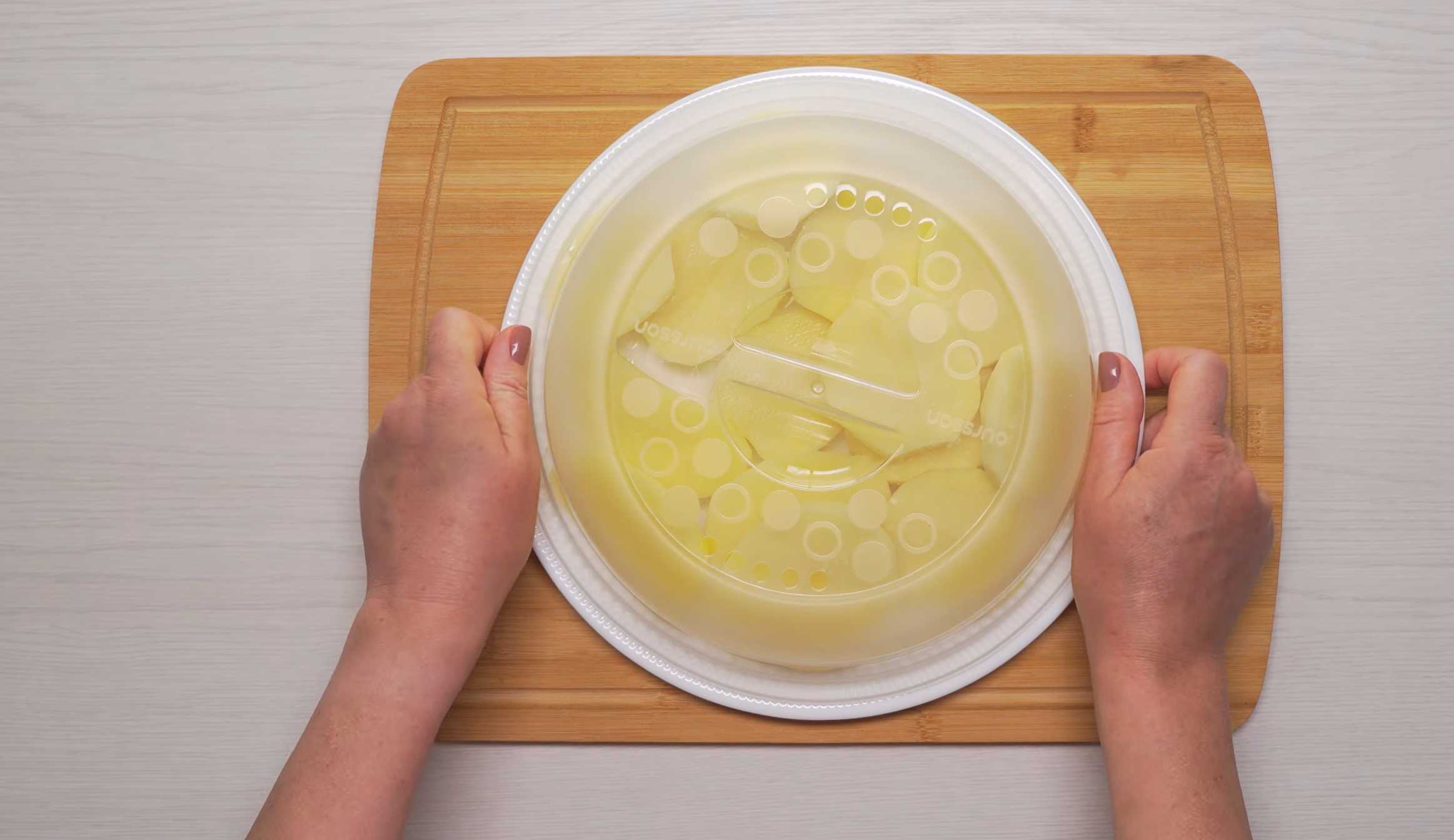 Поставьте картофель в микроволновку на 4 минуты при 800 вт. Золотистая жареная картошка на сковороде-Шаг 2