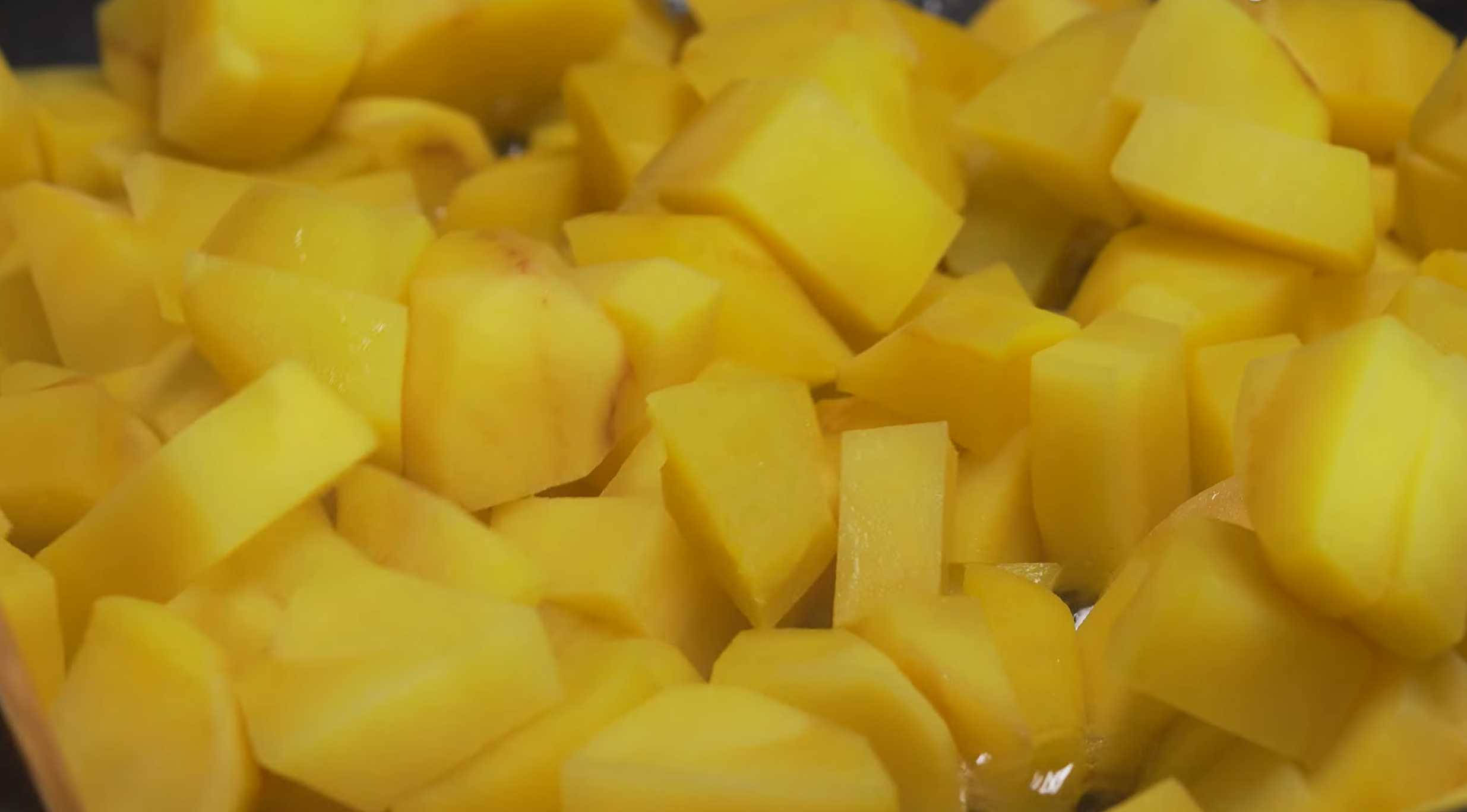 Выложите картофель на сковороду и обжаривайте 1-2 минуты на среднем огне. Золотистая жареная картошка на сковороде-Шаг 5