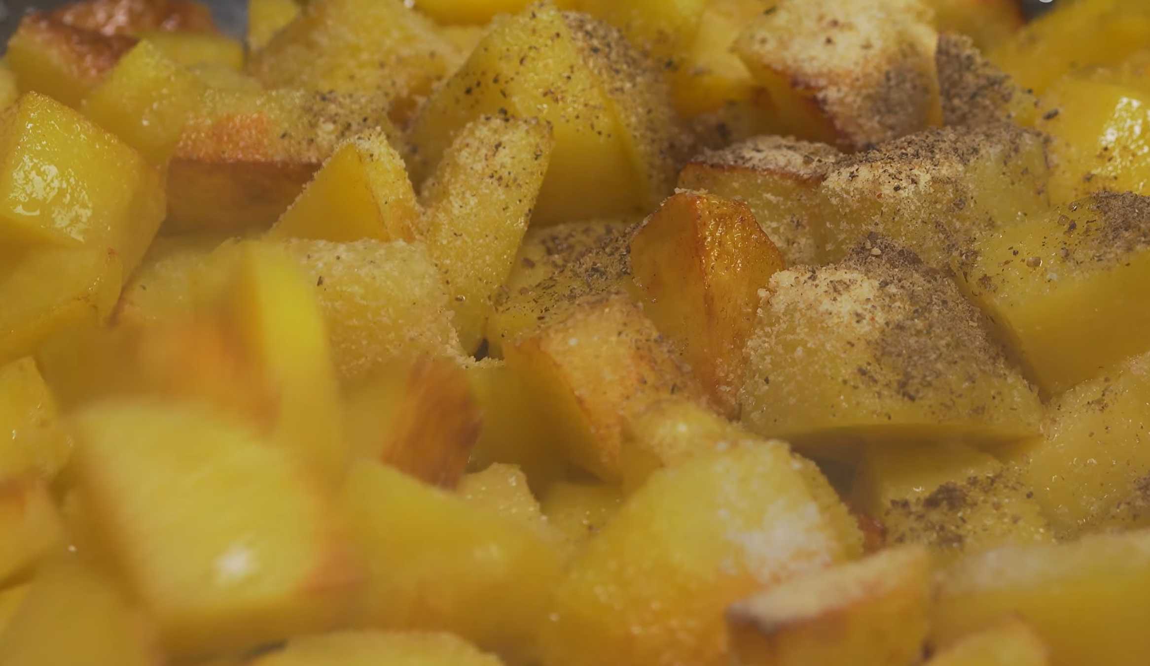 Картофель перемешайте, добавьте соль, сушеный чеснок, черный перец и перемешайте. Золотистая жареная картошка на сковороде-Шаг 6