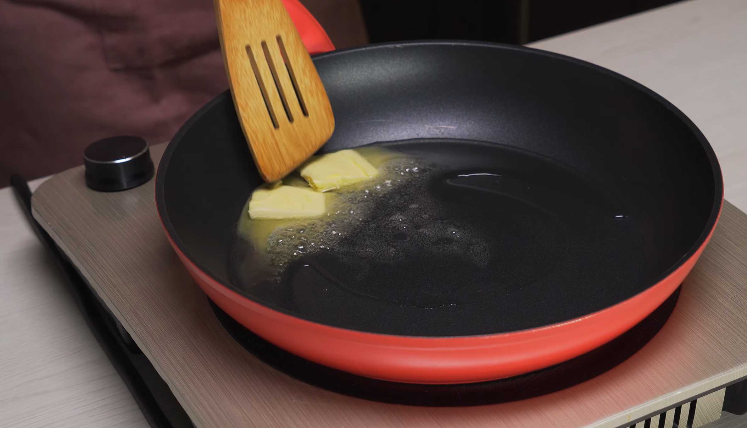 Налейте на сковороду растительное масло и растопите в нем сливочное масло. Золотистая жареная картошка на сковороде-Шаг 4