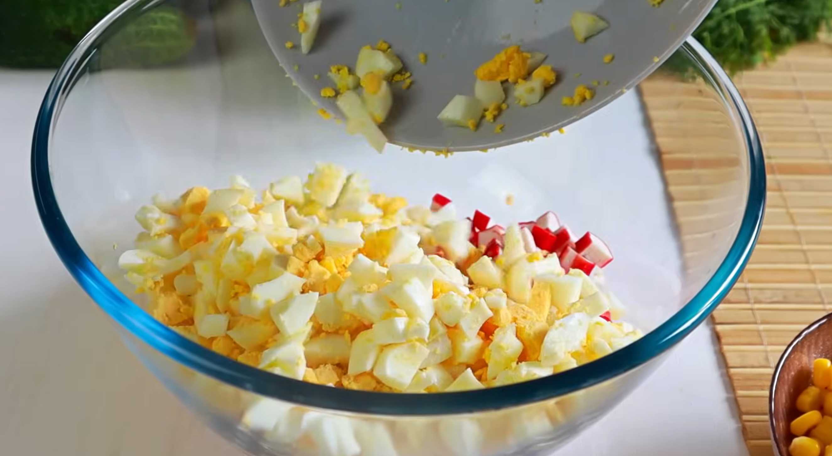 Салат с крабовыми палочками и кукурузой-Шаг 7