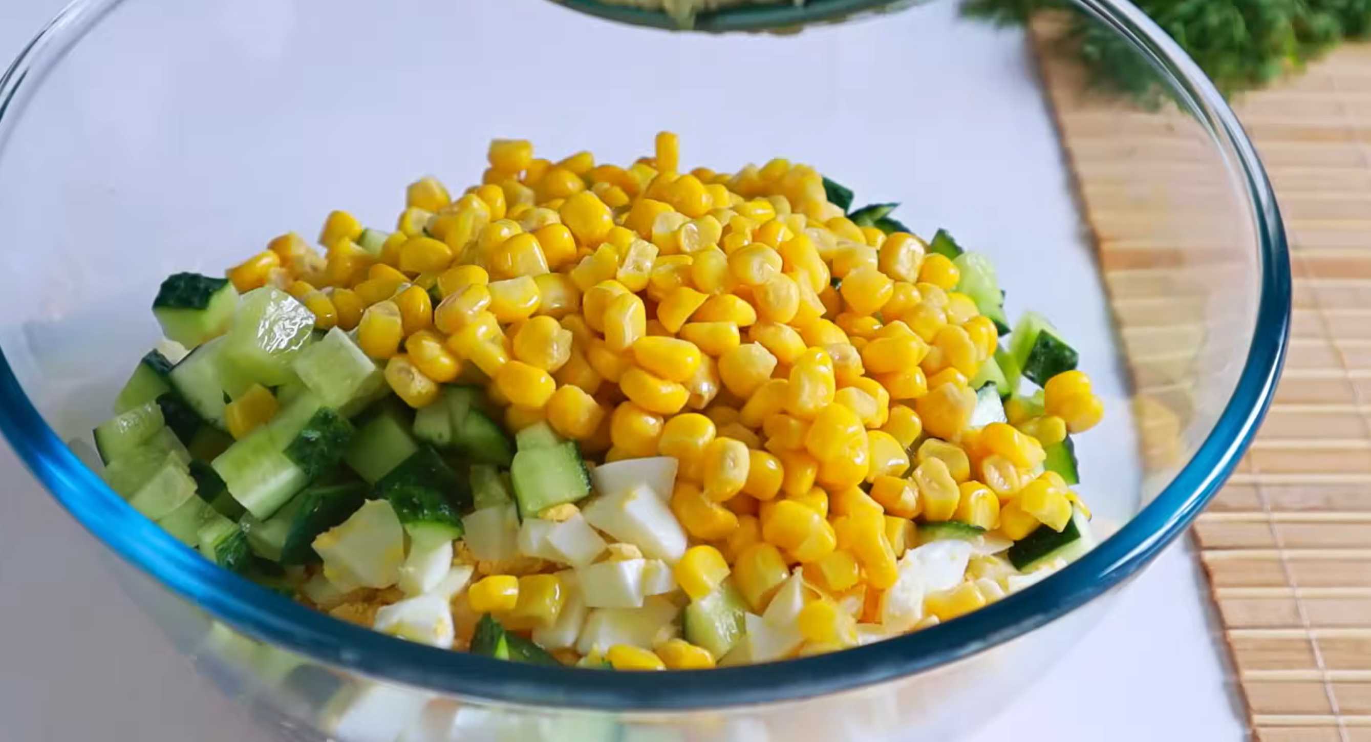 Салат с крабовыми палочками и кукурузой-Шаг 9