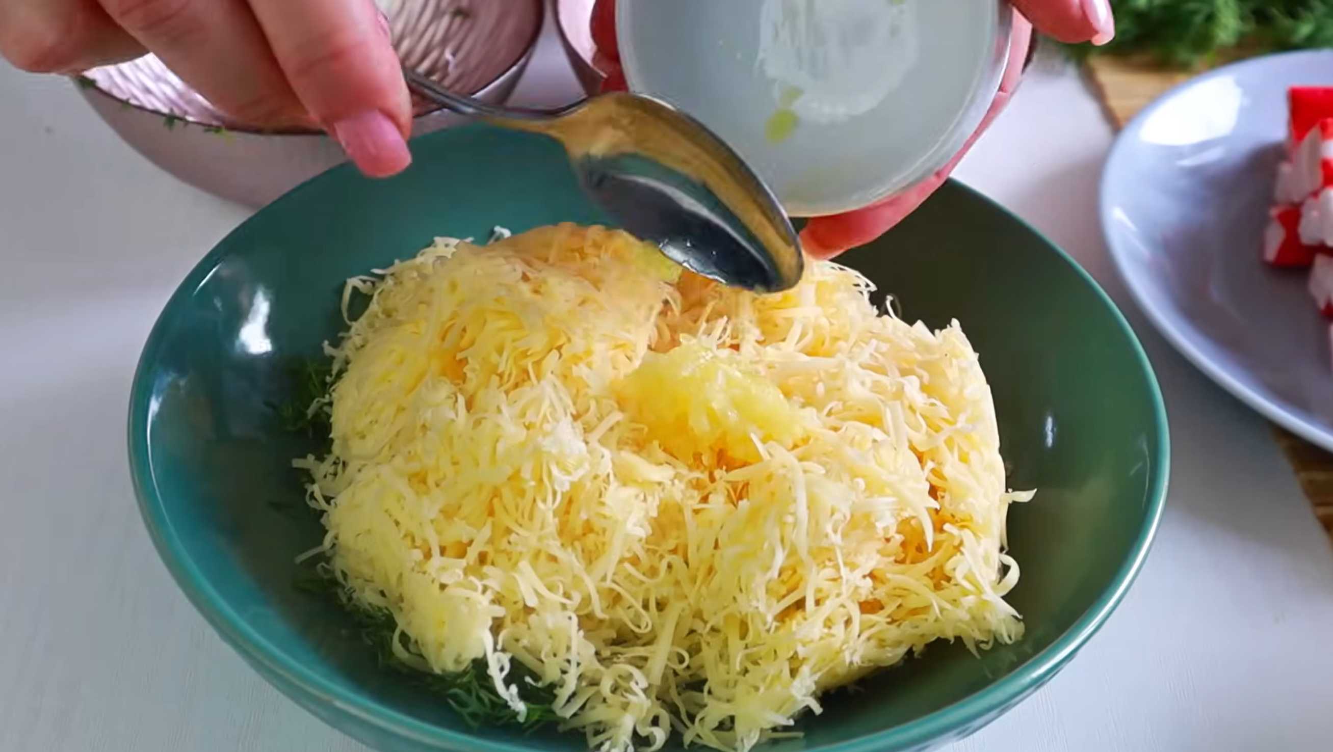 Салат с крабовыми палочками и кукурузой-Шаг 3