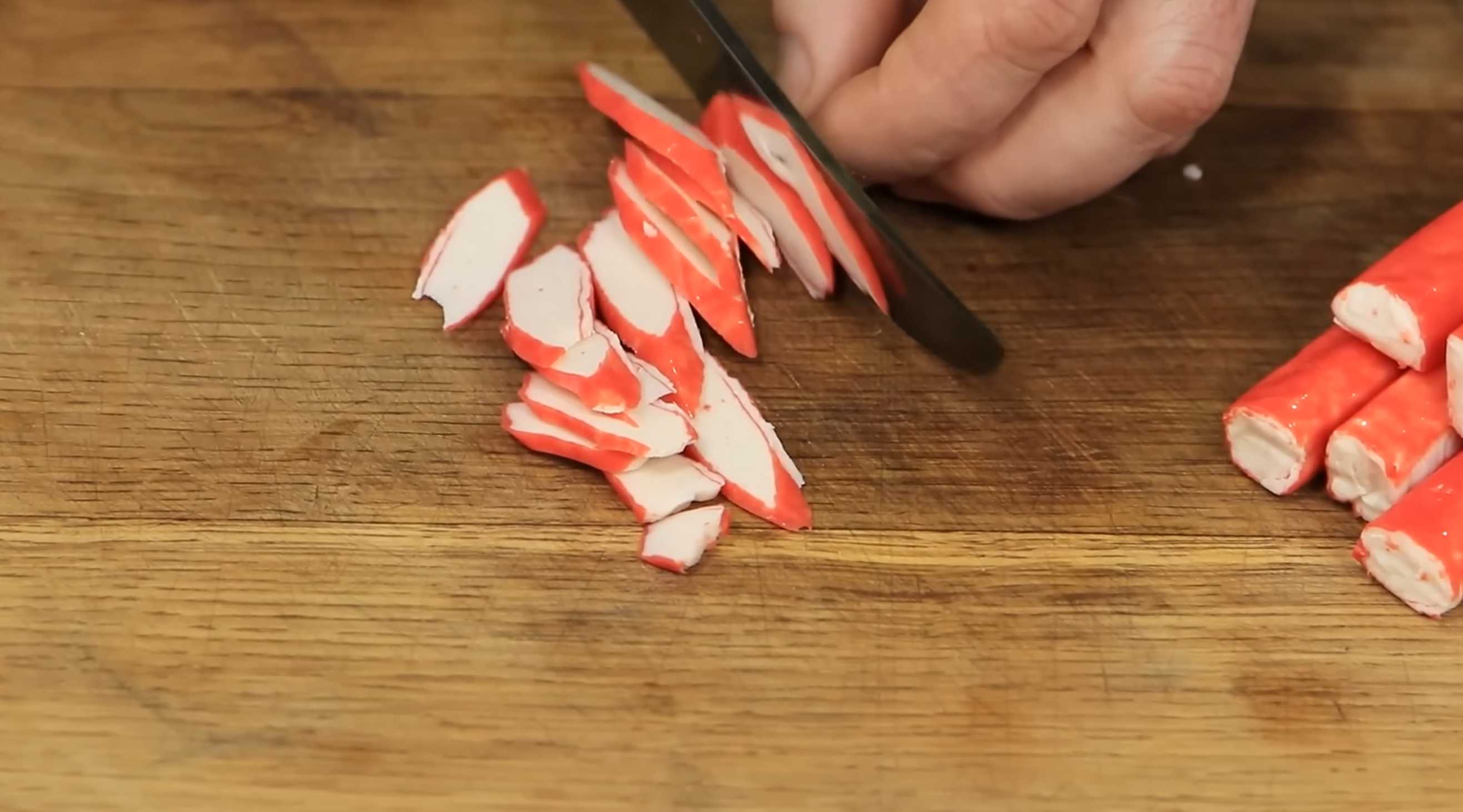 Салат с крабовыми палочками и помидорами-Шаг 3