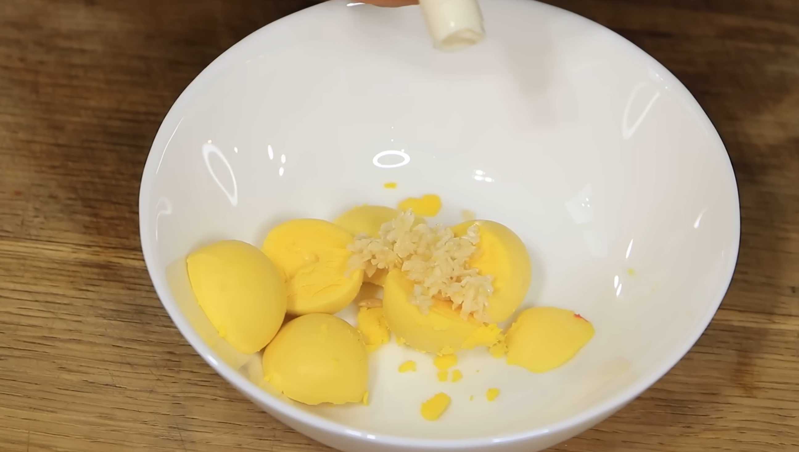 Салат с крабовыми палочками и помидорами-Шаг 7