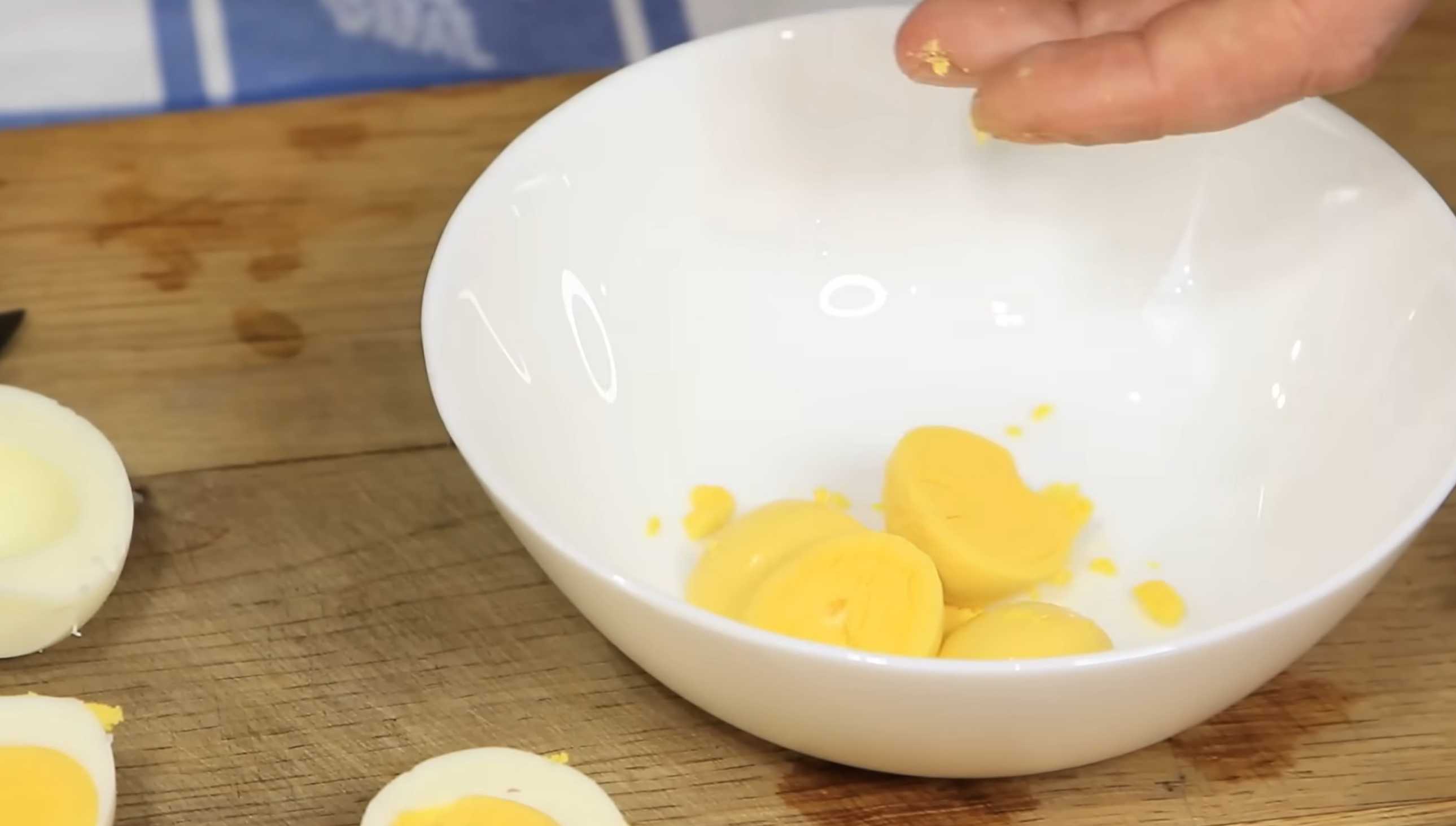 Салат с крабовыми палочками и помидорами-Шаг 1