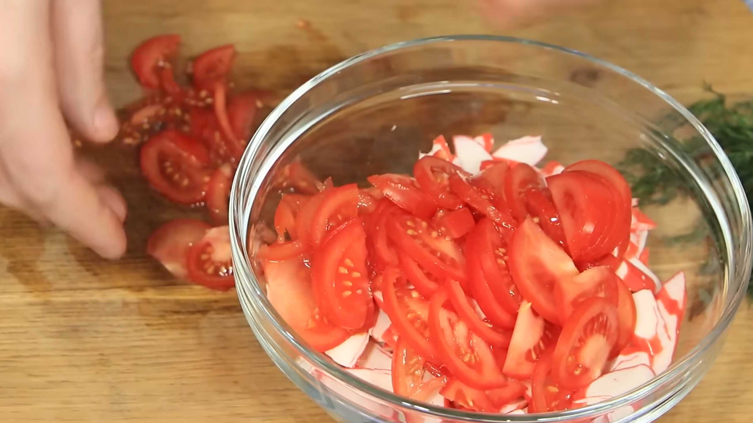 Салат с крабовыми палочками и помидорами-Шаг 4