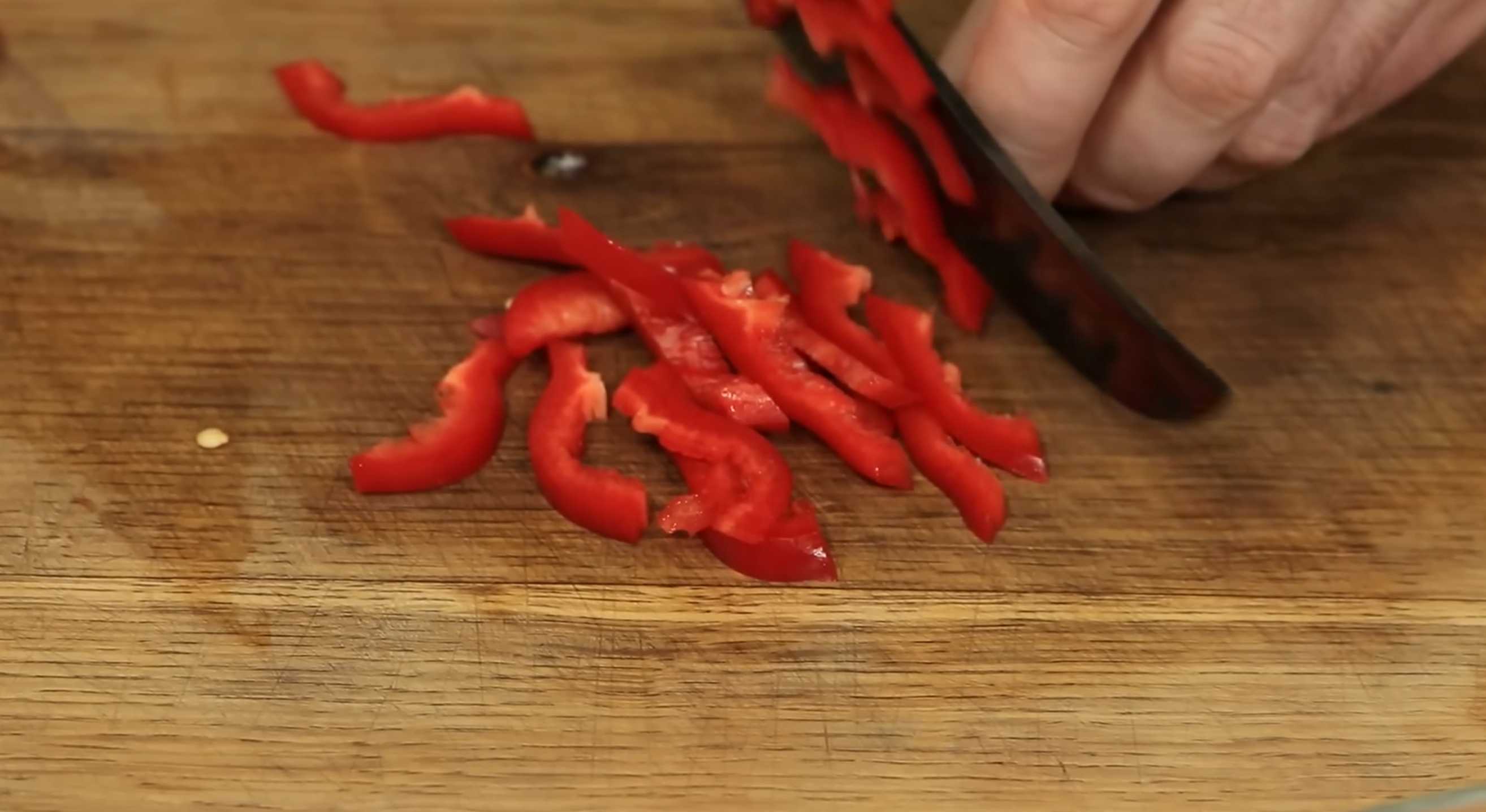 Салат с крабовыми палочками и помидорами-Шаг 5