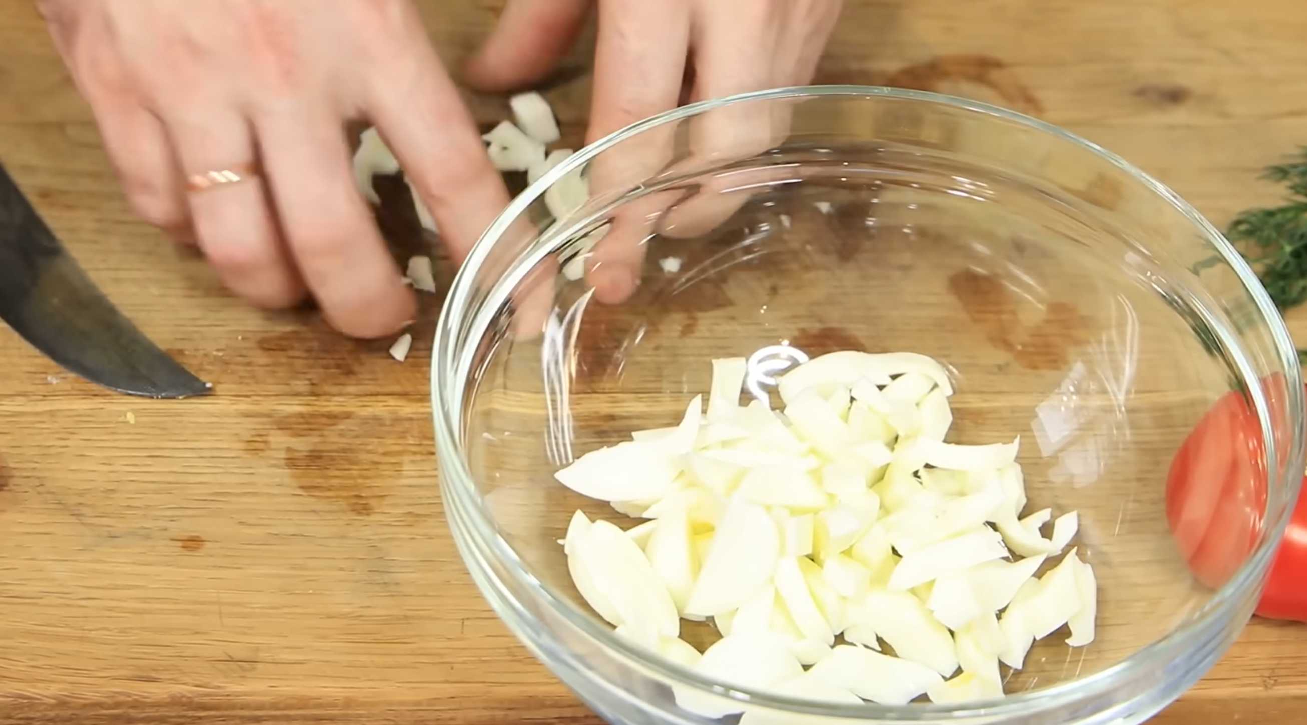 Салат с крабовыми палочками и помидорами-Шаг 2