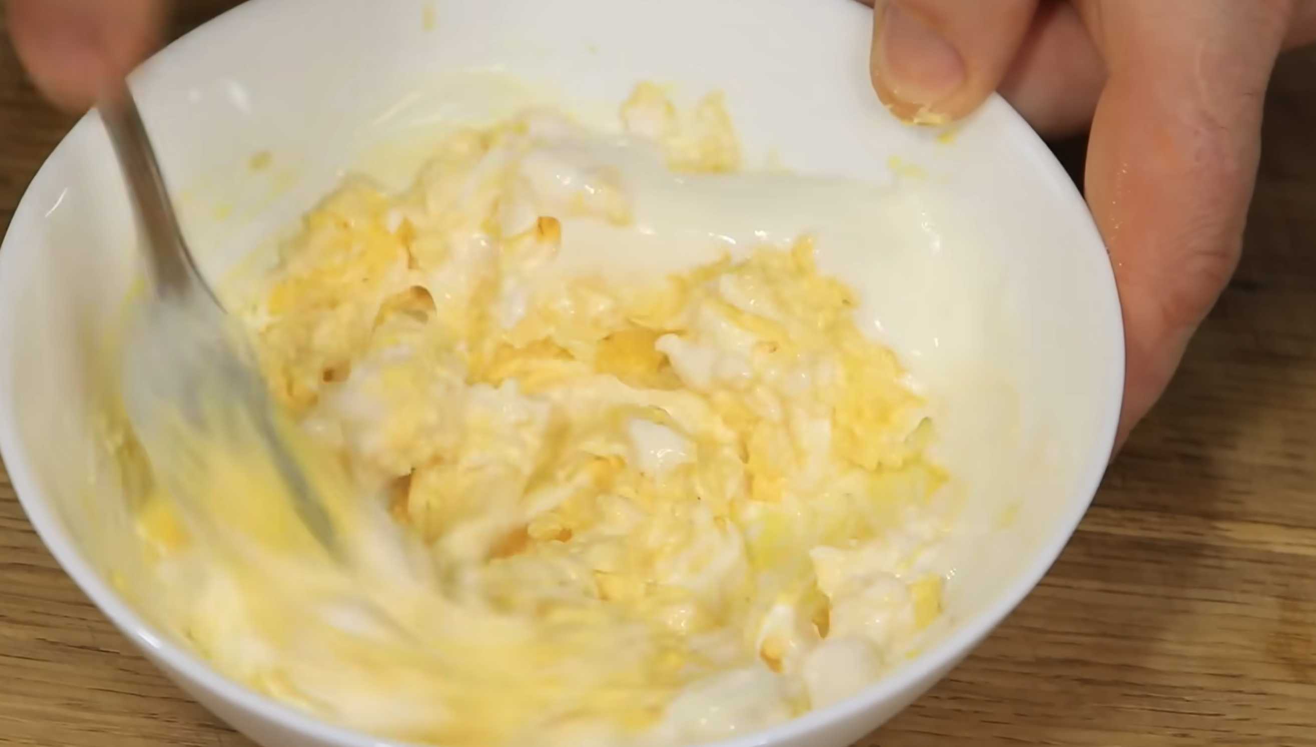 Салат с крабовыми палочками и помидорами-Шаг 9