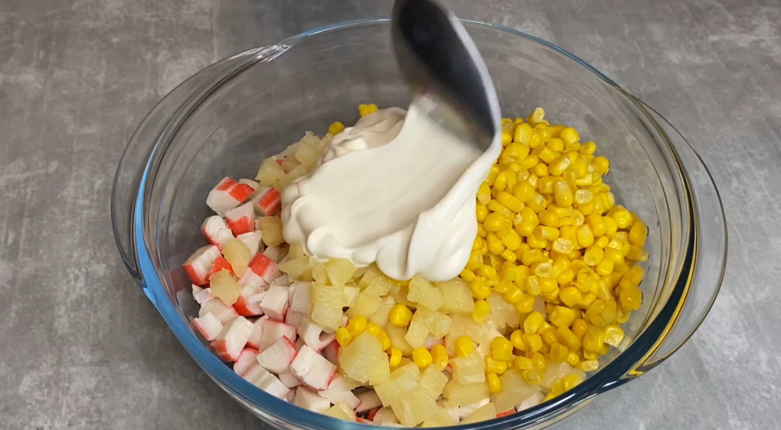 Салат с крабовыми палочками и ананасами-Шаг 5