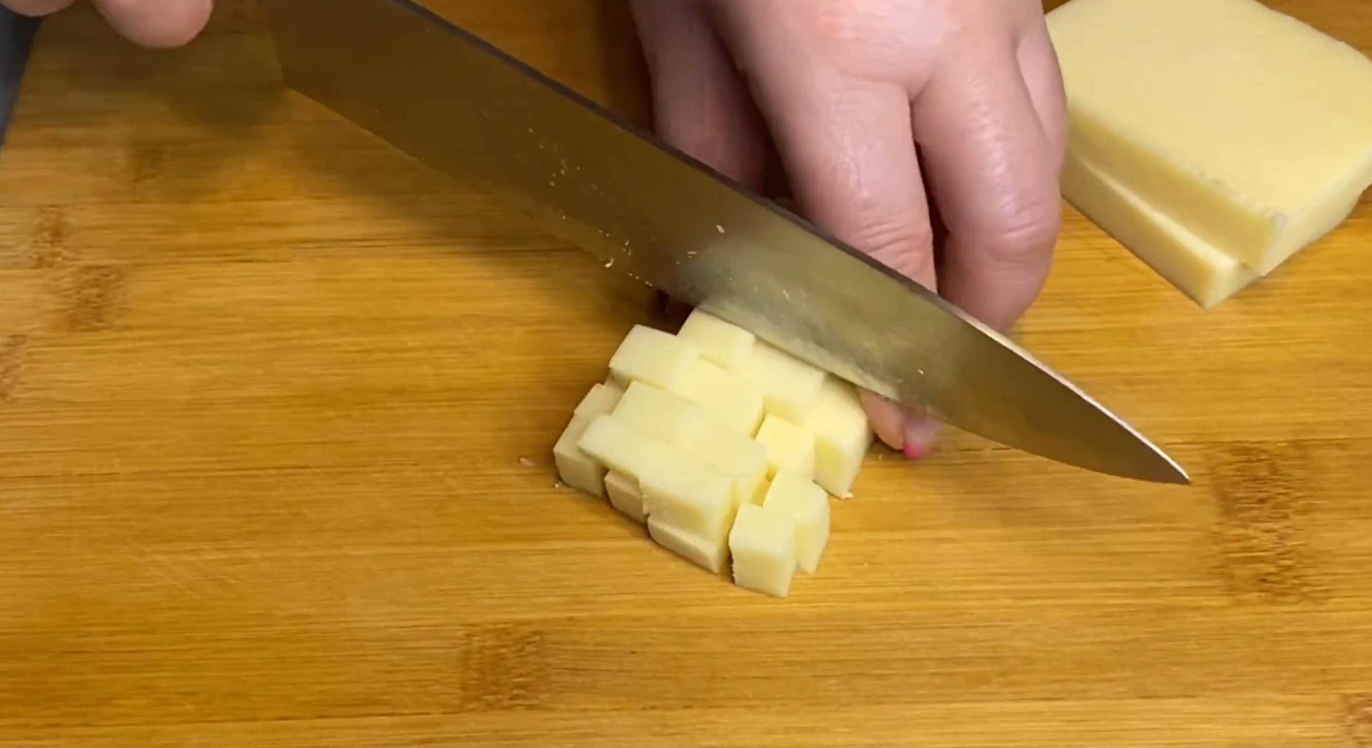 Салат с крабовыми палочками и ананасами-Шаг 2