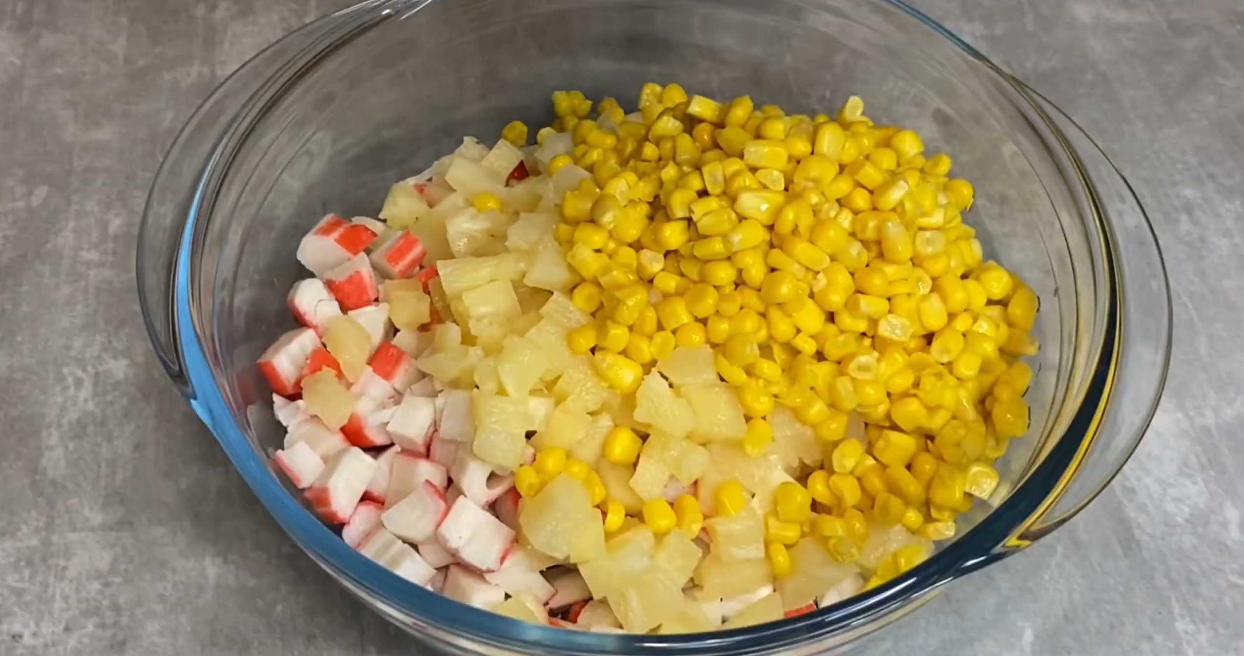 Салат с крабовыми палочками и ананасами-Шаг 4