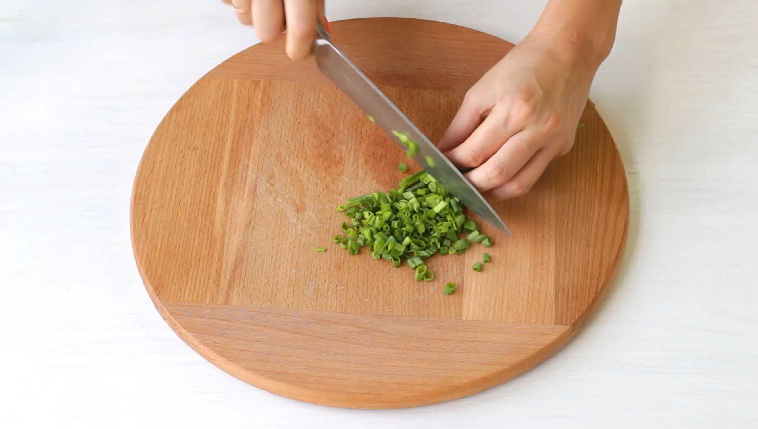 Крабовый салат с кукурузой и огурцом-Шаг 4