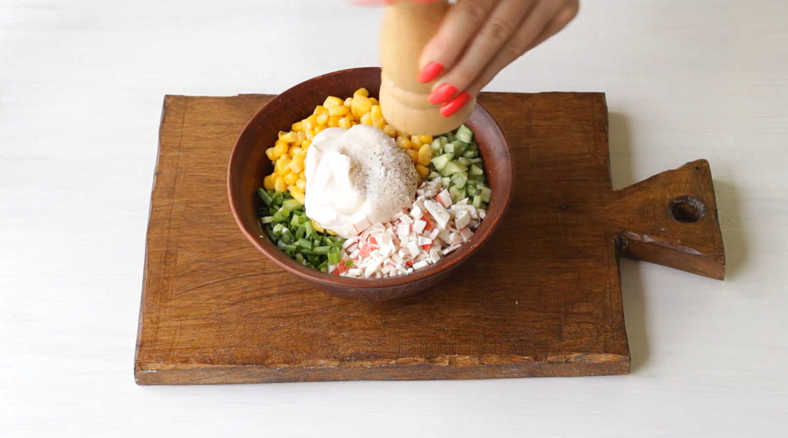 Крабовый салат с кукурузой и огурцом-Шаг 7