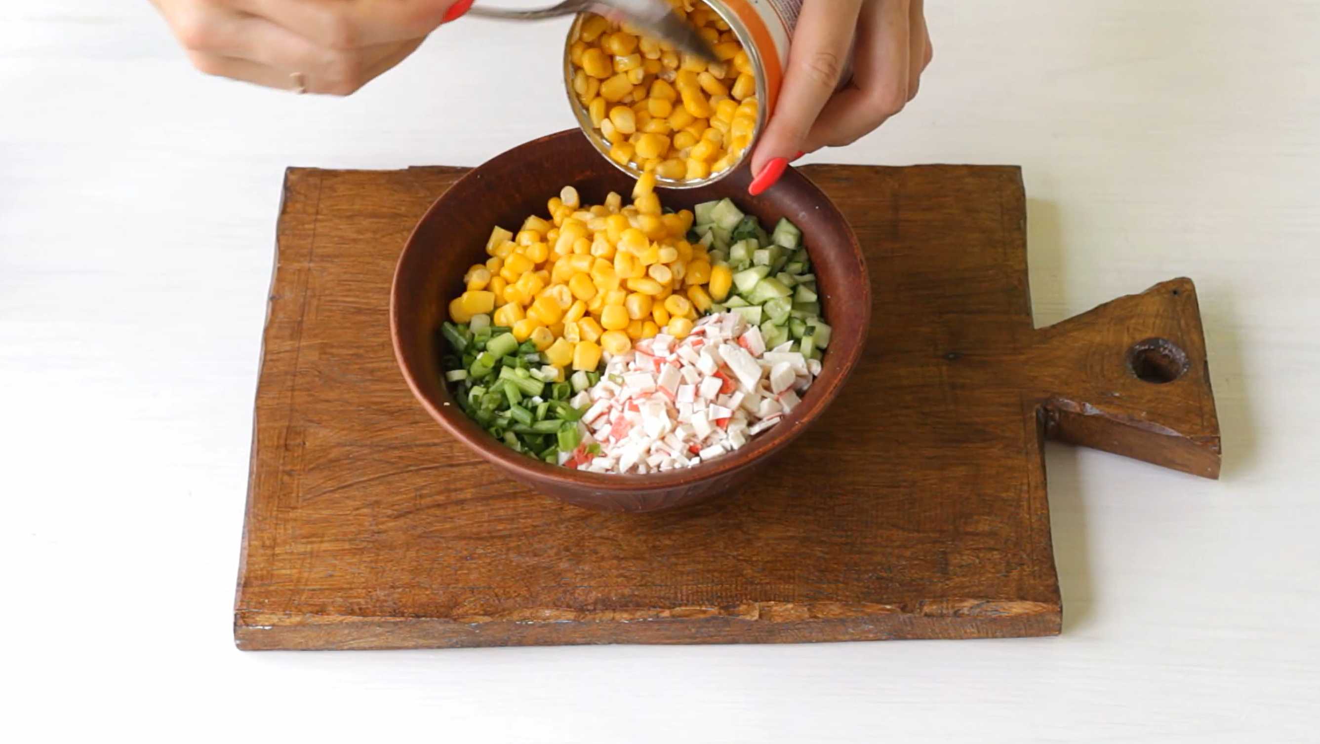 Крабовый салат с кукурузой и огурцом-Шаг 6