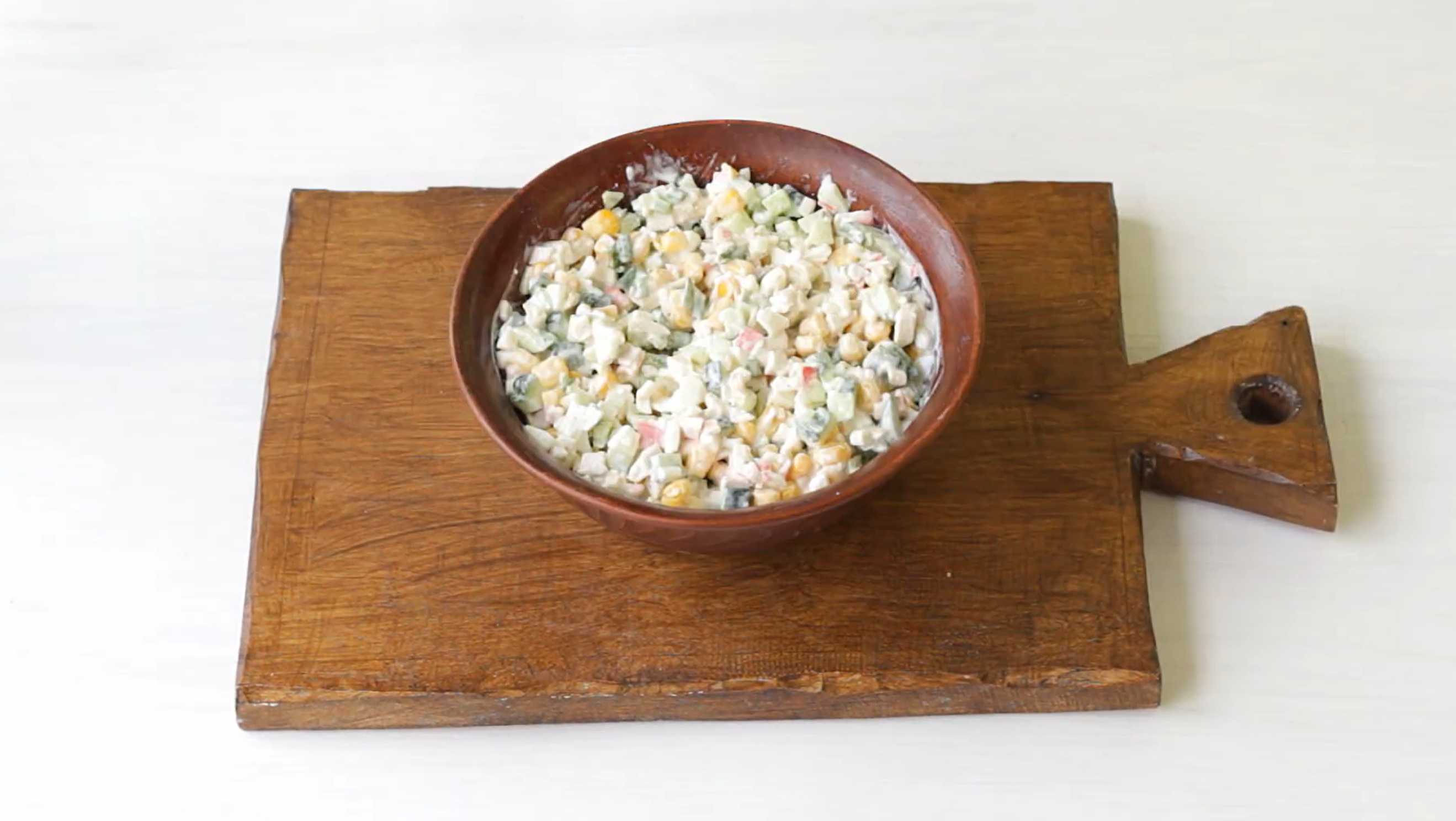 Крабовый салат с кукурузой и огурцом-Шаг 8