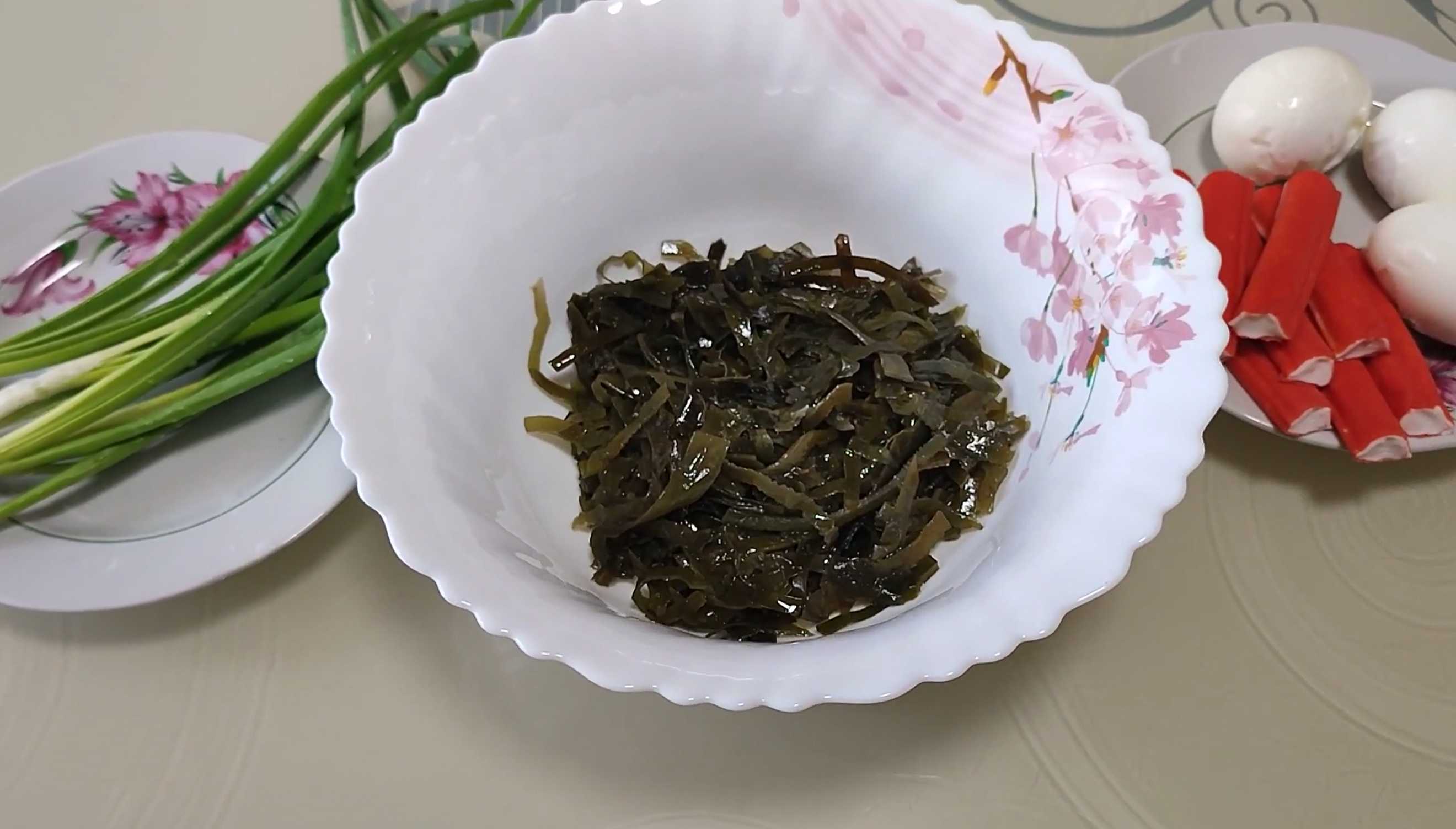 Салат из морской капусты с крабовыми палочками-Шаг 1