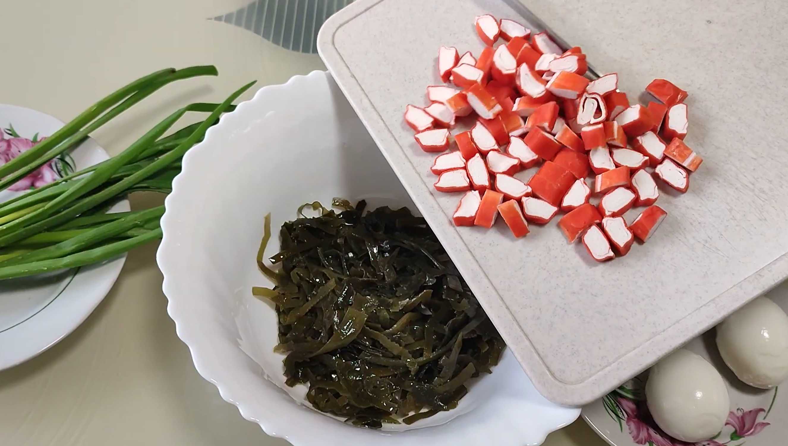 Салат из морской капусты с крабовыми палочками-Шаг 2