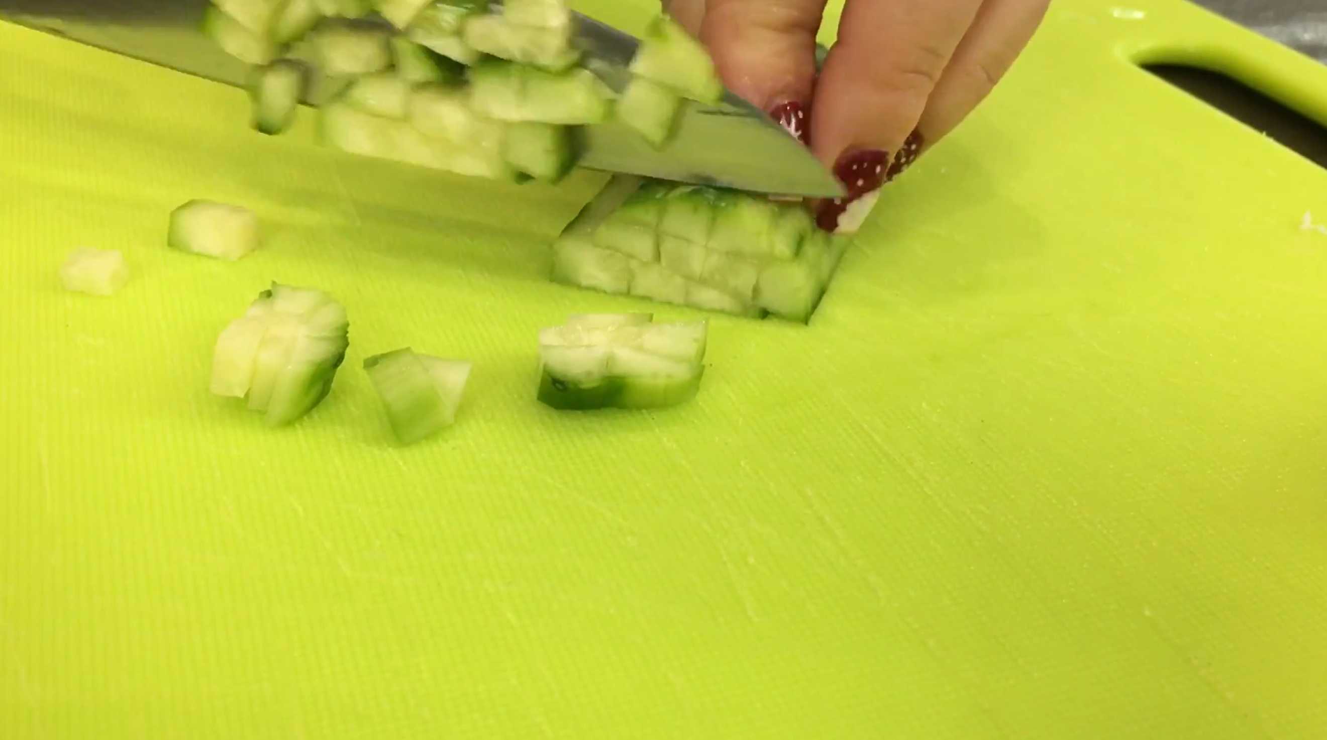 Праздничный салат с крабовыми палочками, креветками, кукурузой-Шаг 3