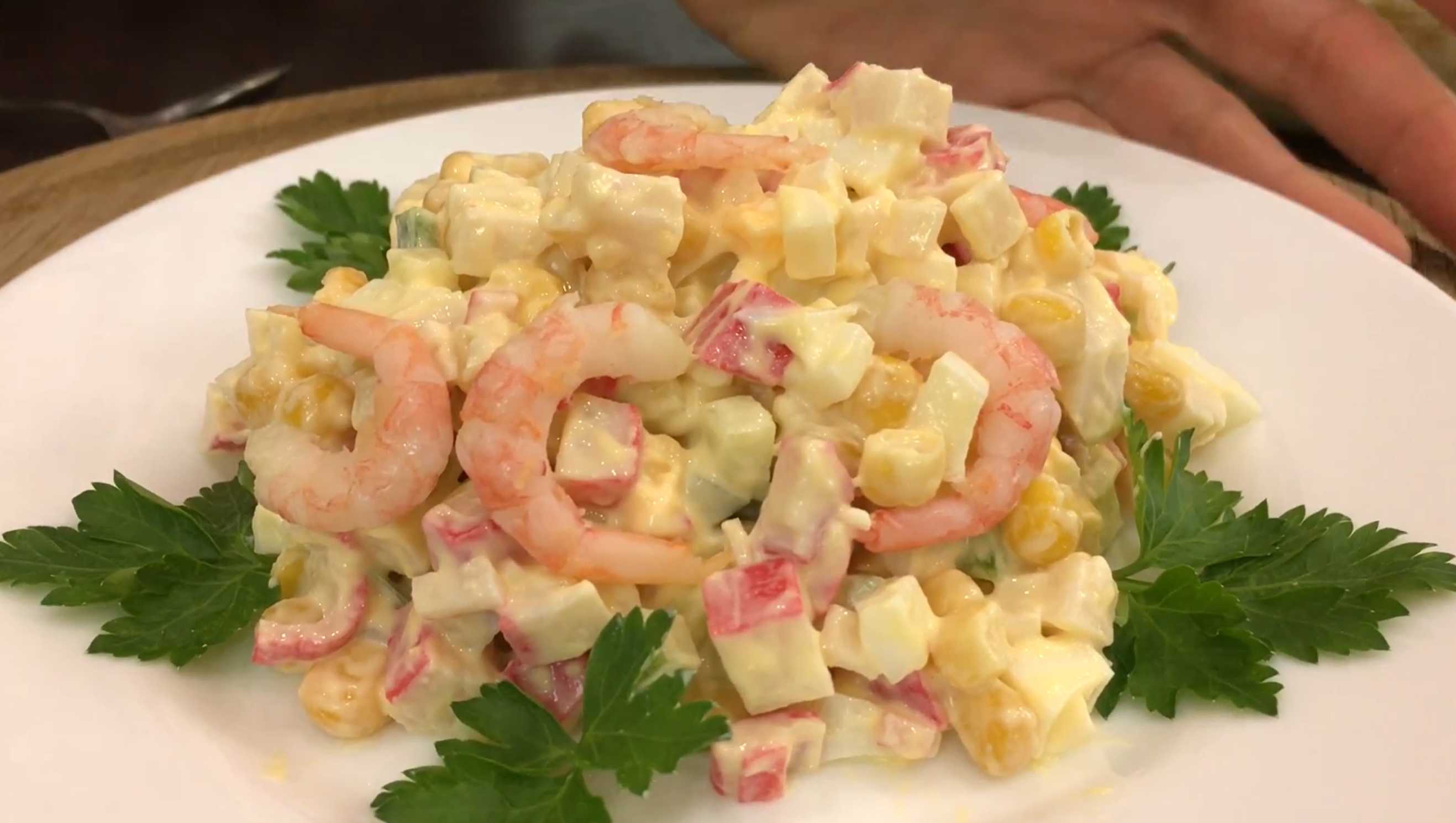 Праздничный салат с крабовыми палочками, креветками, кукурузой-Шаг 10