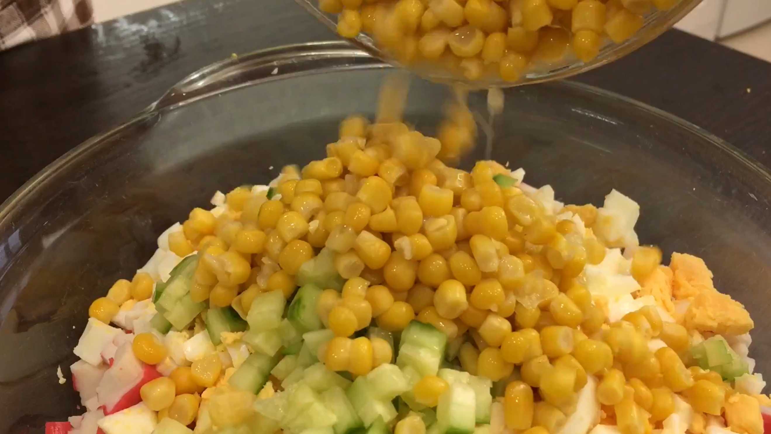 Праздничный салат с крабовыми палочками, креветками, кукурузой-Шаг 4