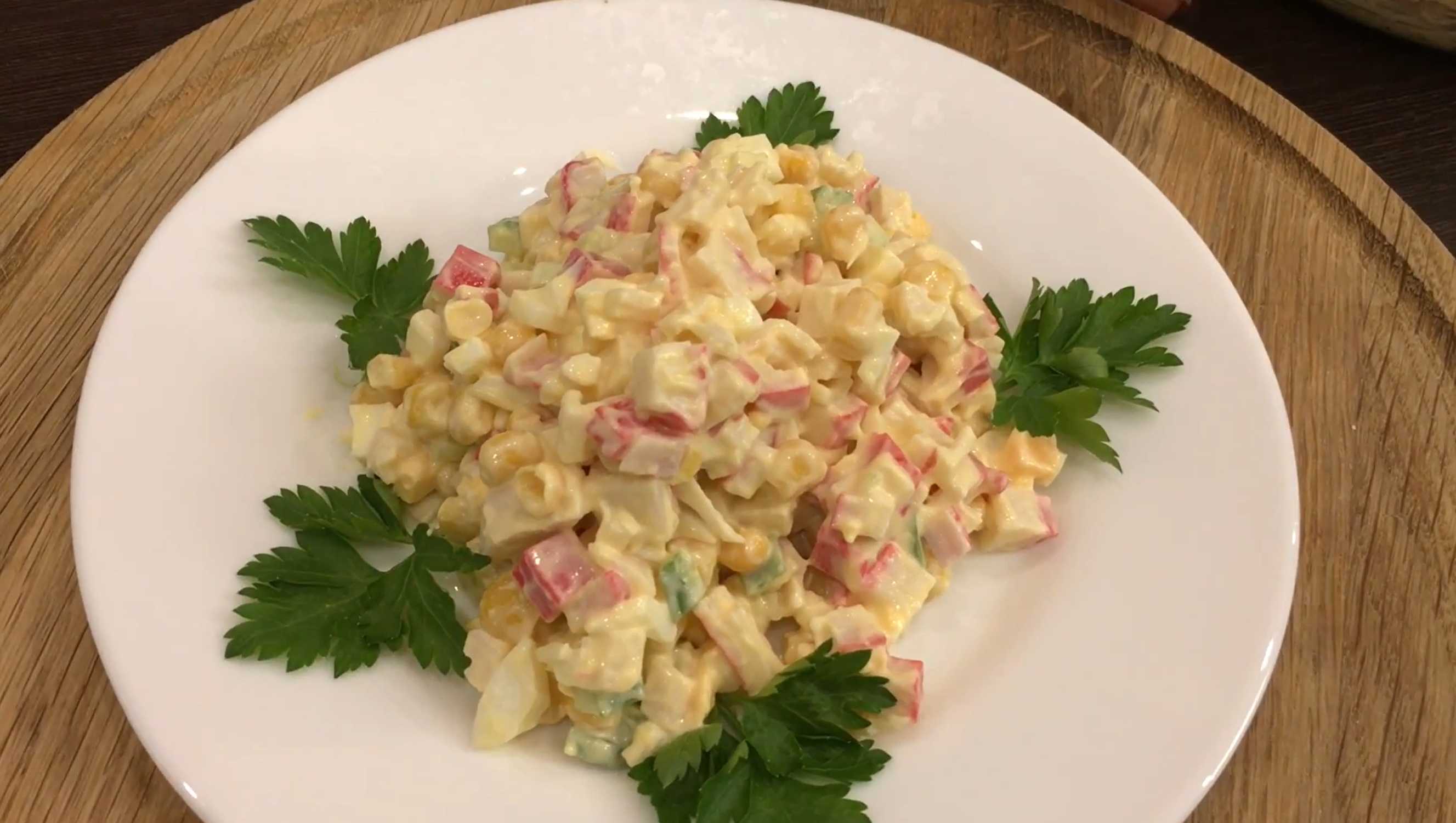 Праздничный салат с крабовыми палочками, креветками, кукурузой-Шаг 9