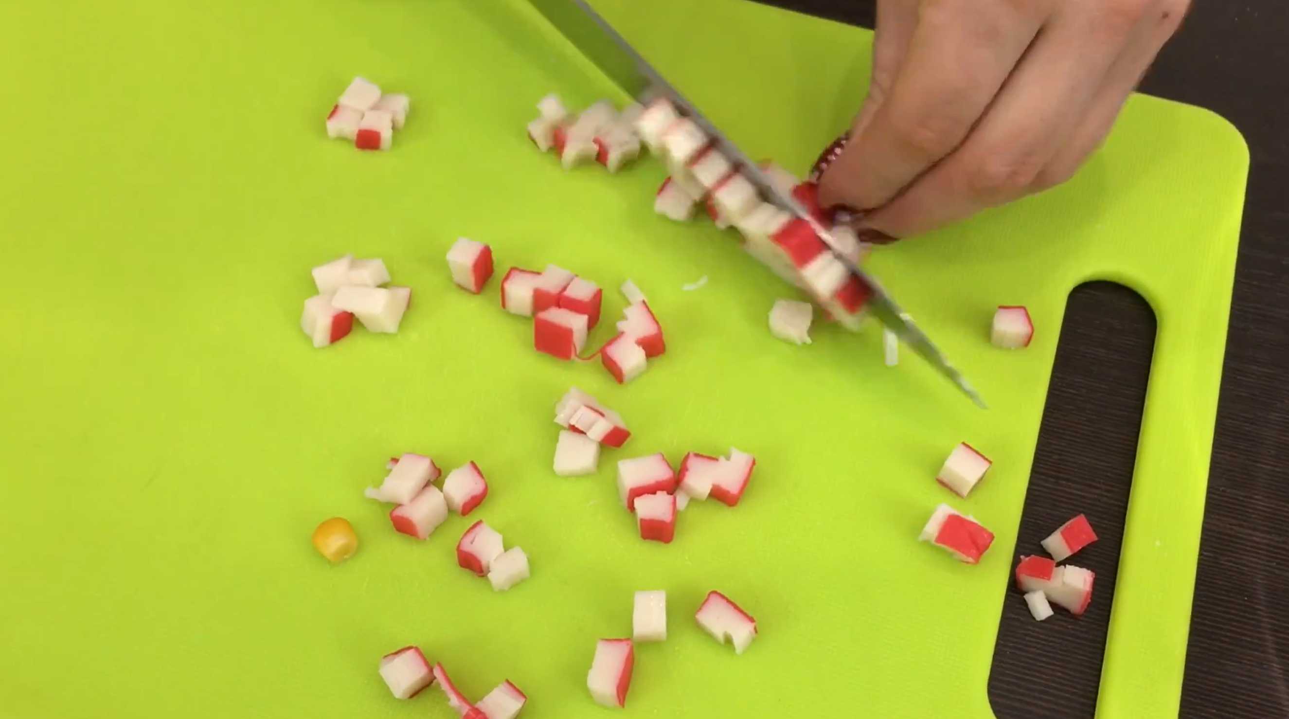 Праздничный салат с крабовыми палочками, креветками, кукурузой-Шаг 1