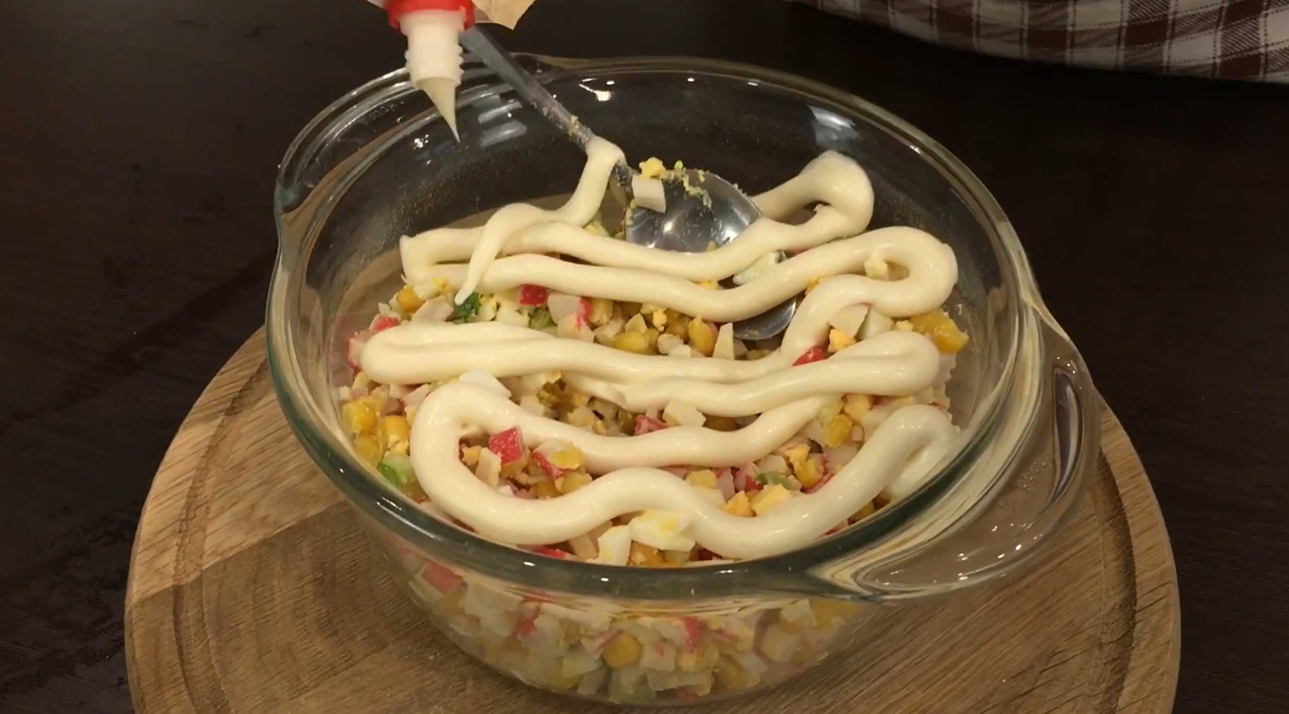 Праздничный салат с крабовыми палочками, креветками, кукурузой-Шаг 7