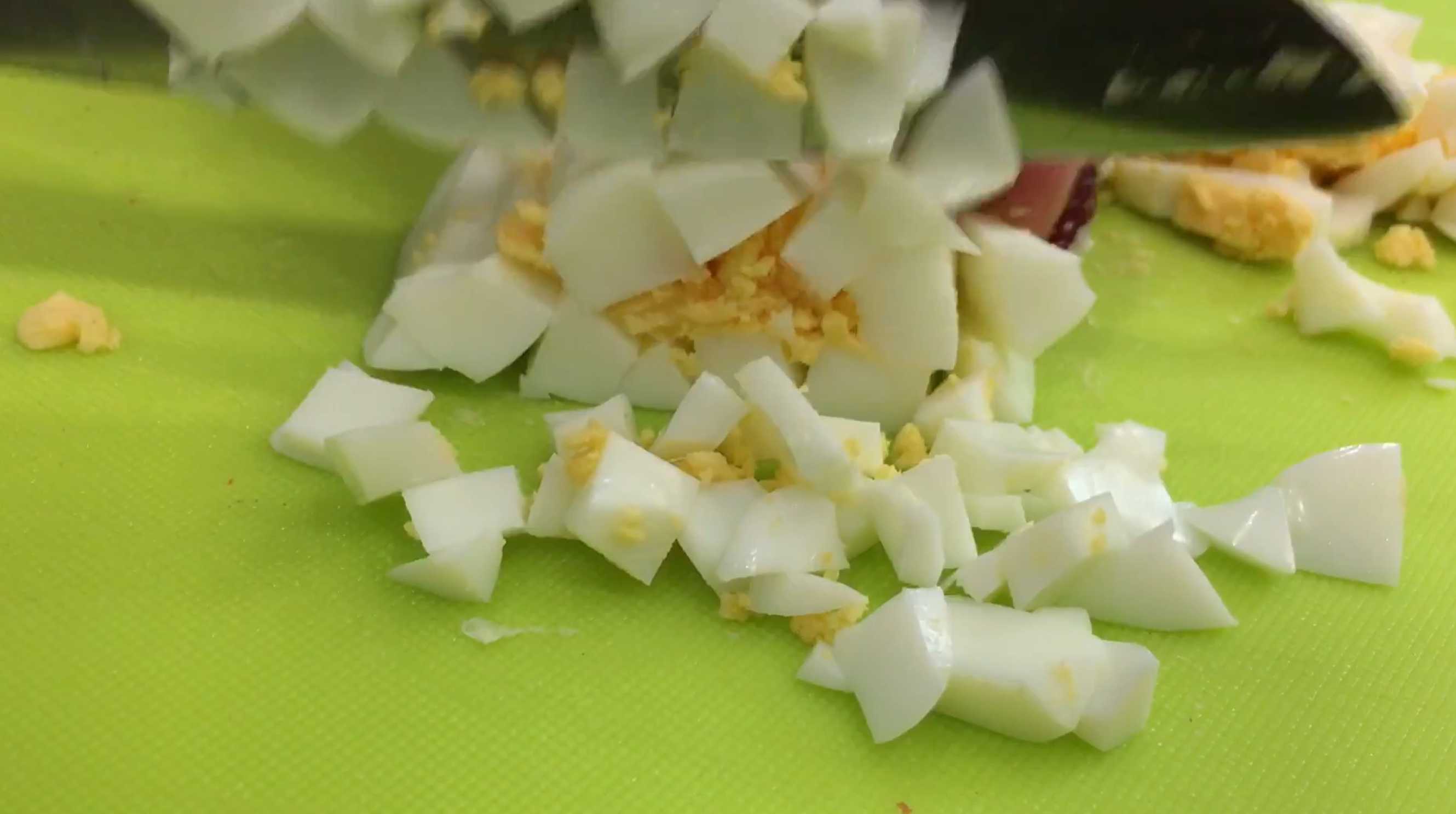 Праздничный салат с крабовыми палочками, креветками, кукурузой-Шаг 2