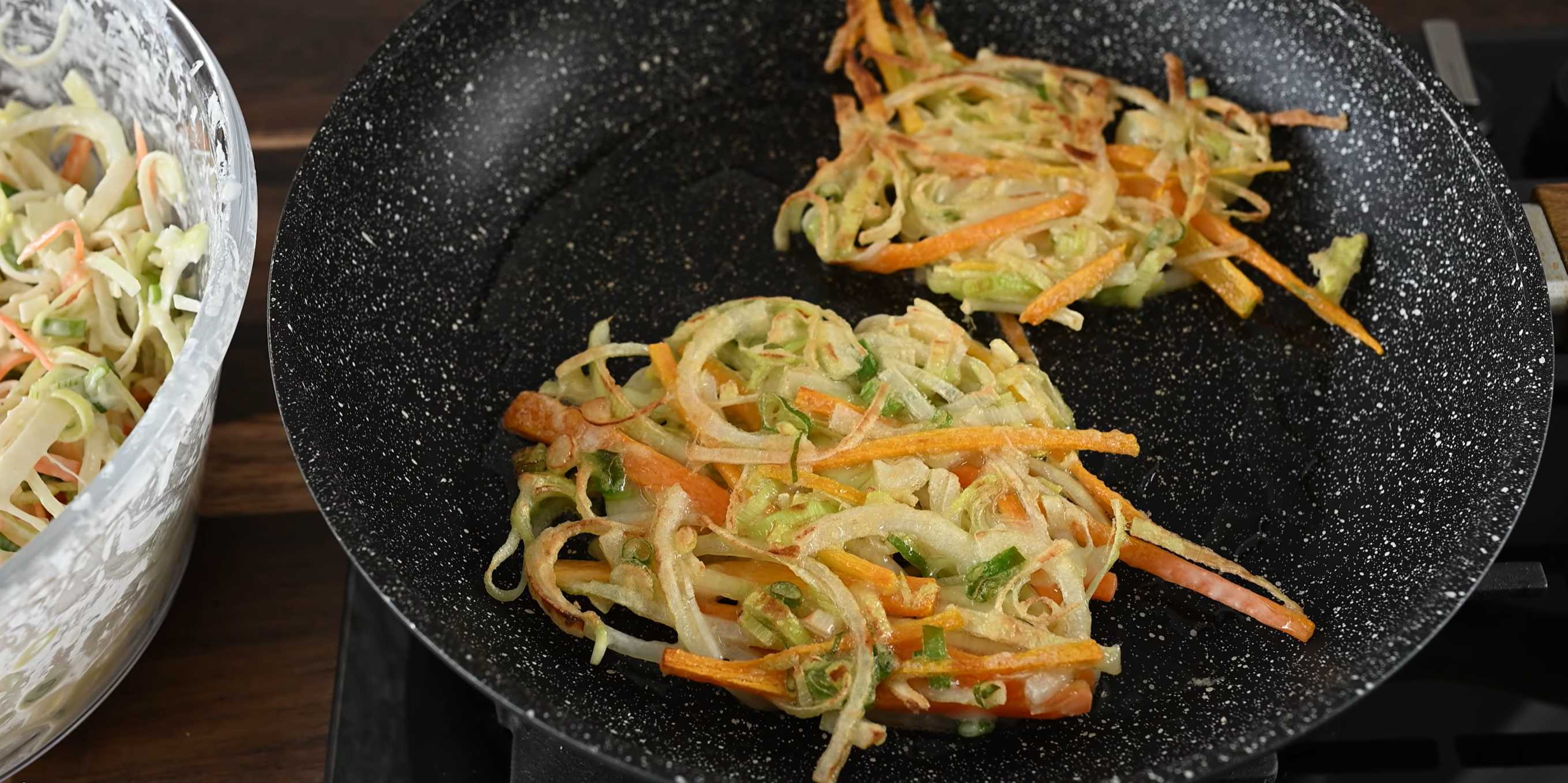 Драники из лука и лука-порея-Шаг 8