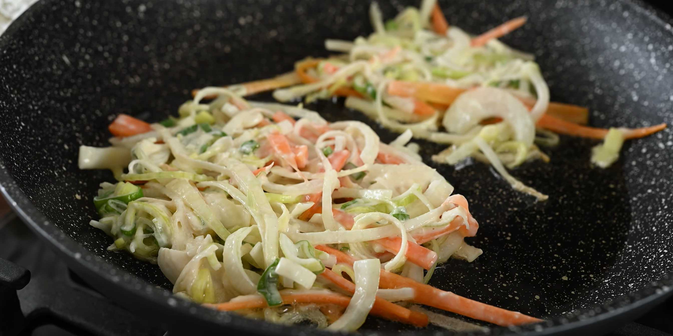 Драники из лука и лука-порея-Шаг 7