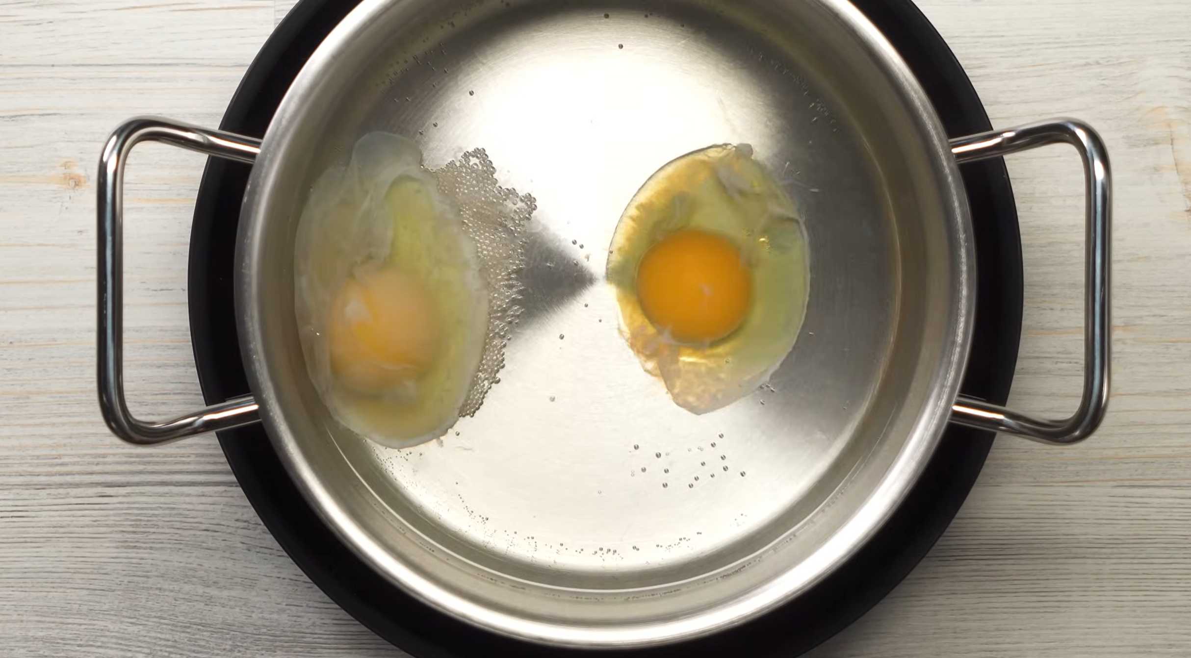 Яйца «Бенедикт» с голландским соусом-Шаг 8