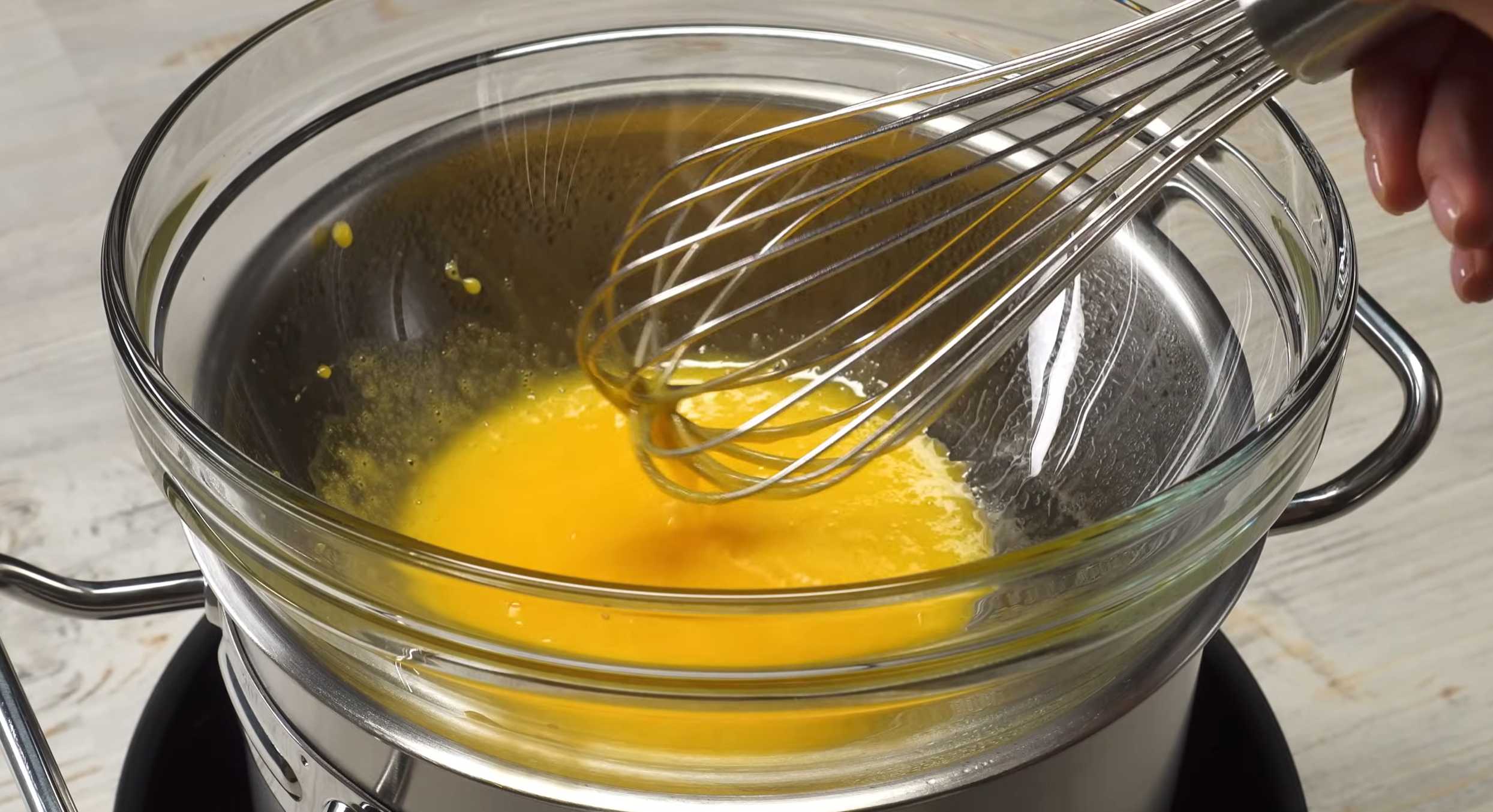 Яйца «Бенедикт» с голландским соусом-Шаг 3