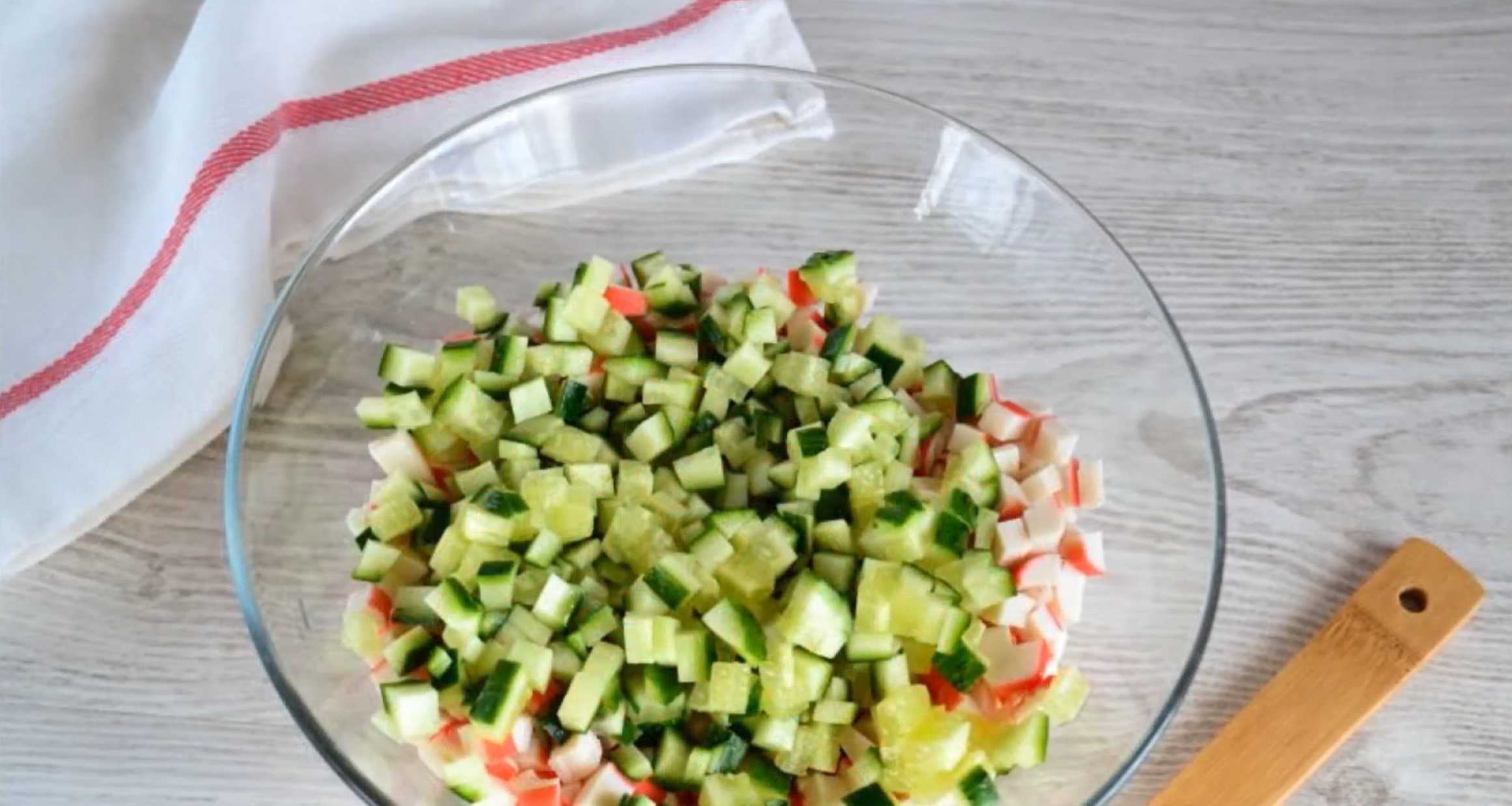 Крабовый салат с колбасой-Шаг 4