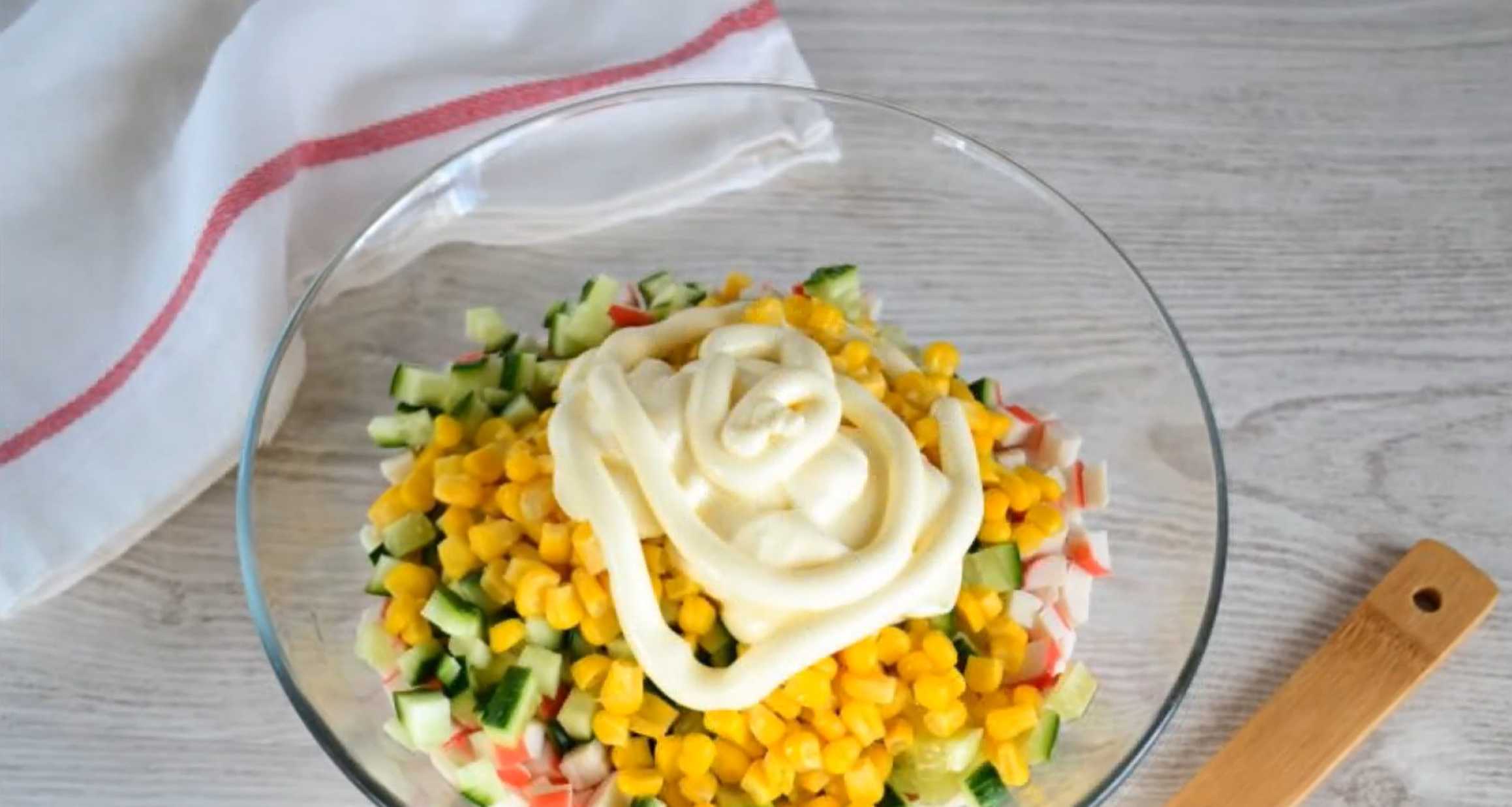 Крабовый салат с колбасой-Шаг 6