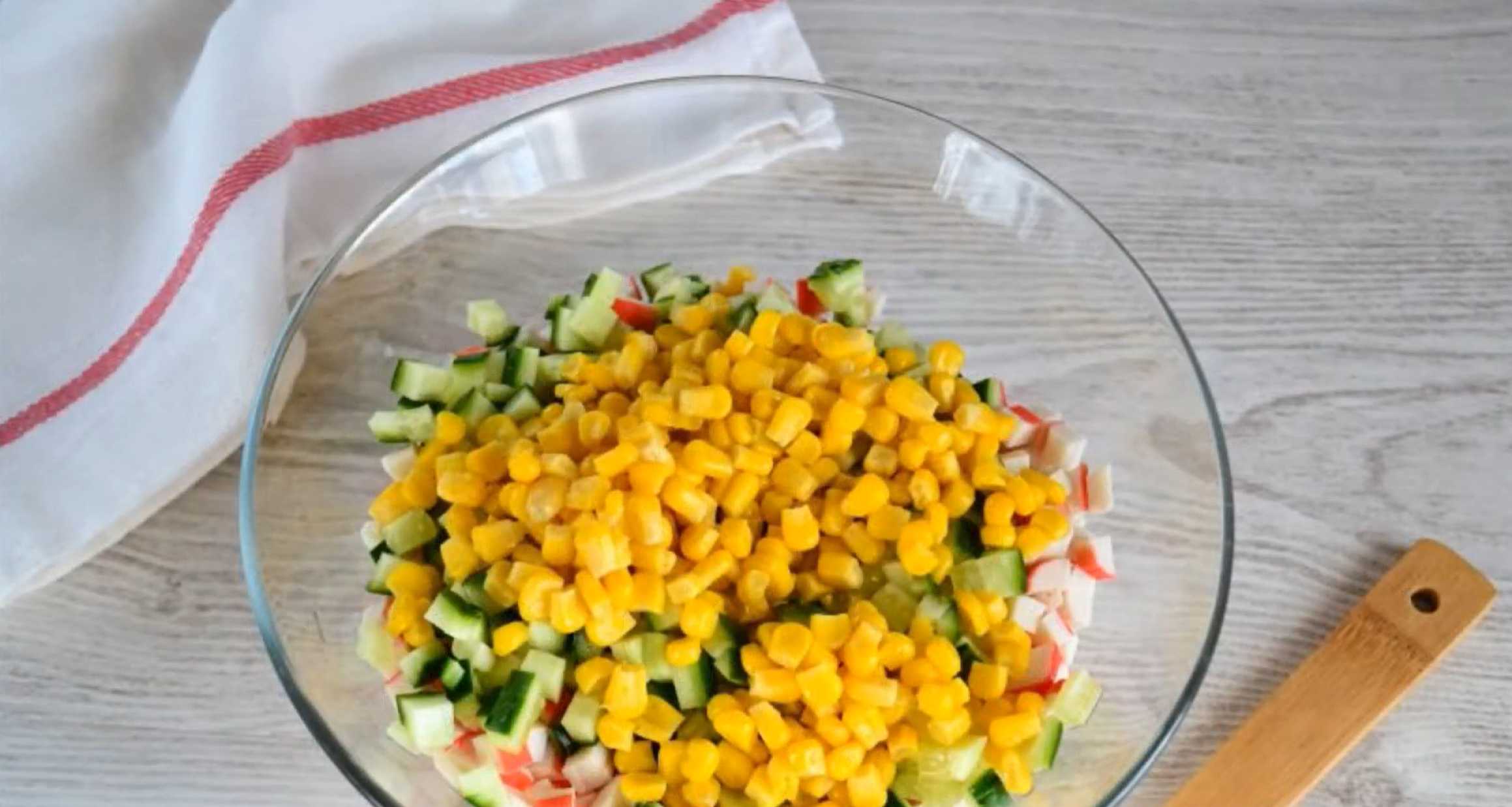 Крабовый салат с колбасой-Шаг 5