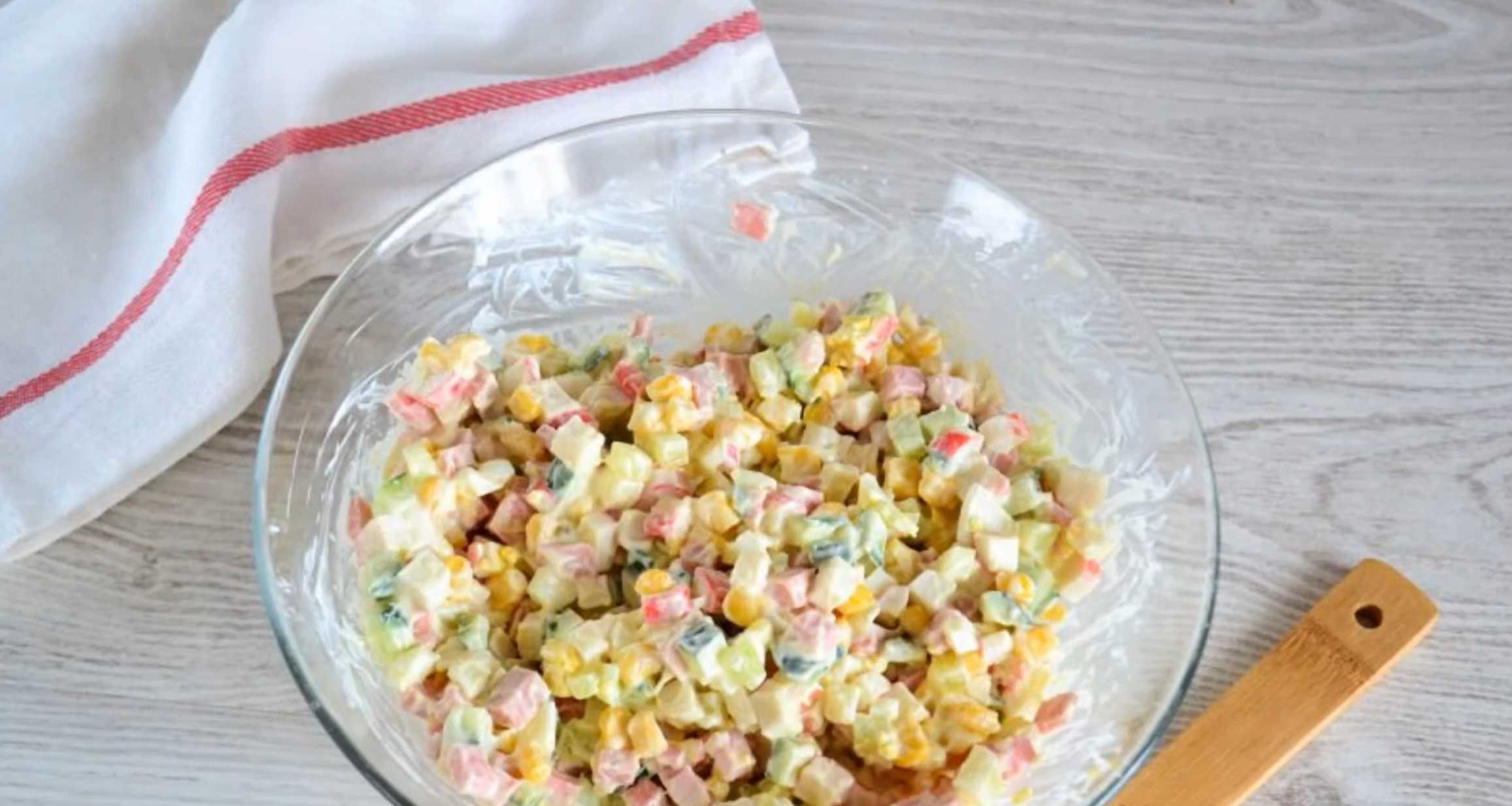 Крабовый салат с колбасой-Шаг 7