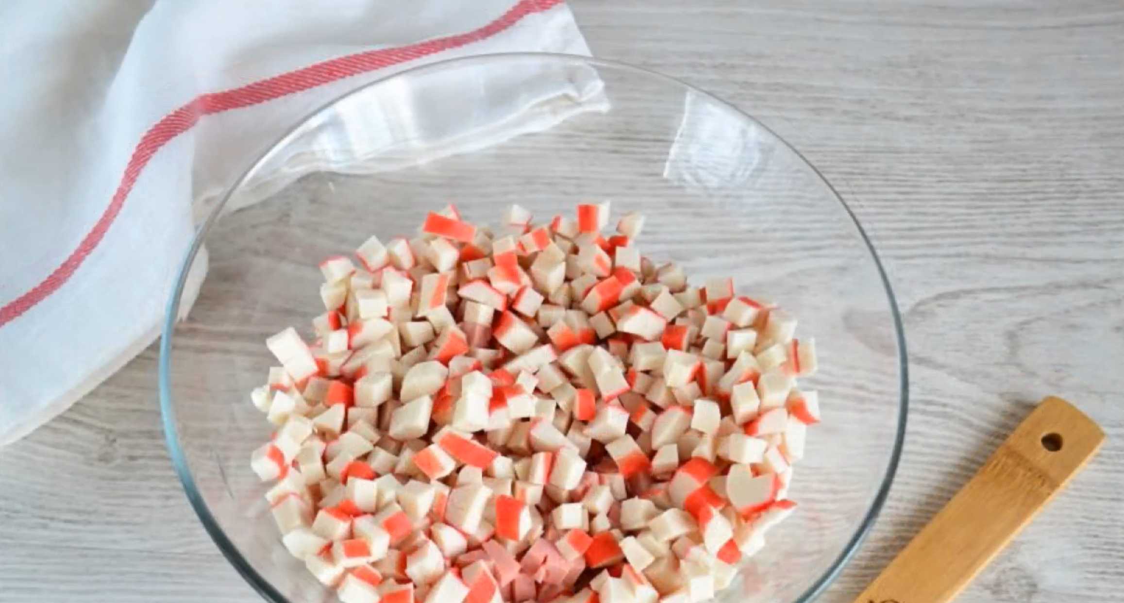 Крабовый салат с колбасой-Шаг 3