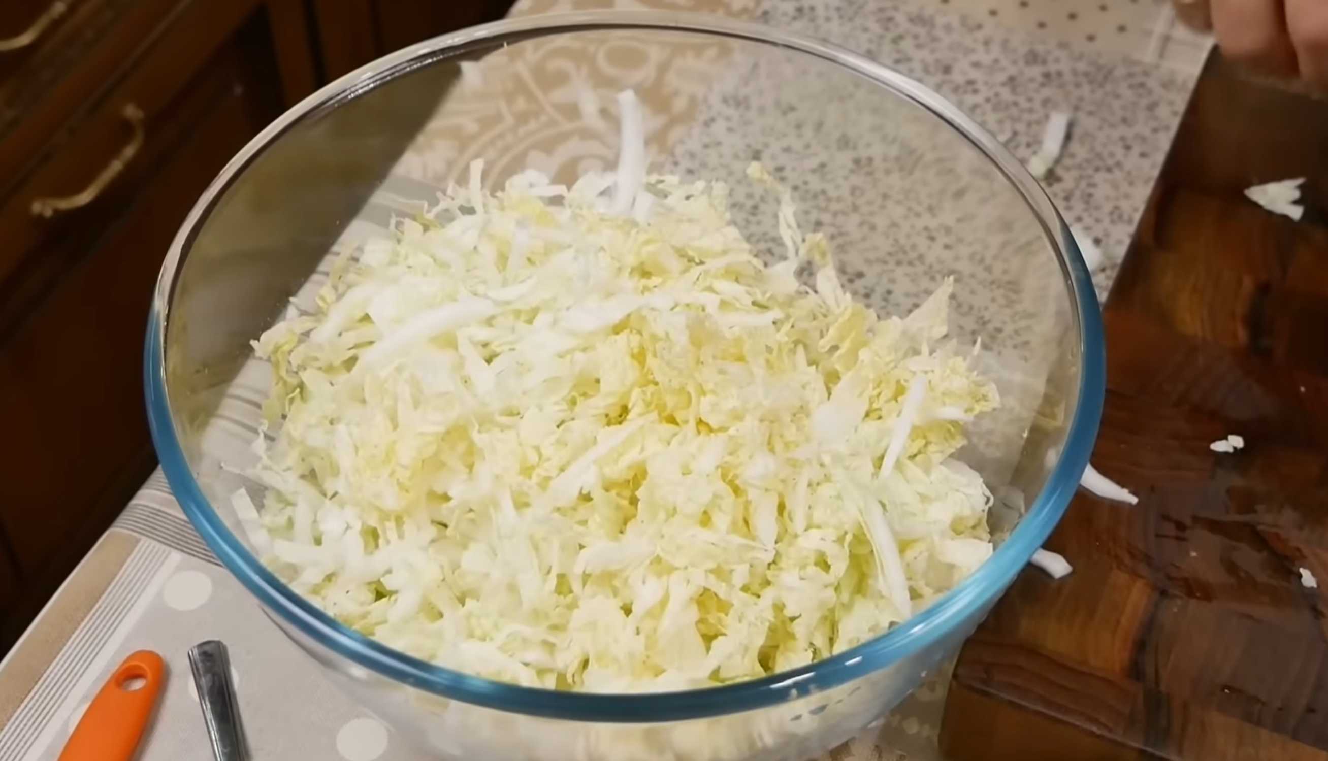 Крабовый салат с пекинской капустой-Шаг 2