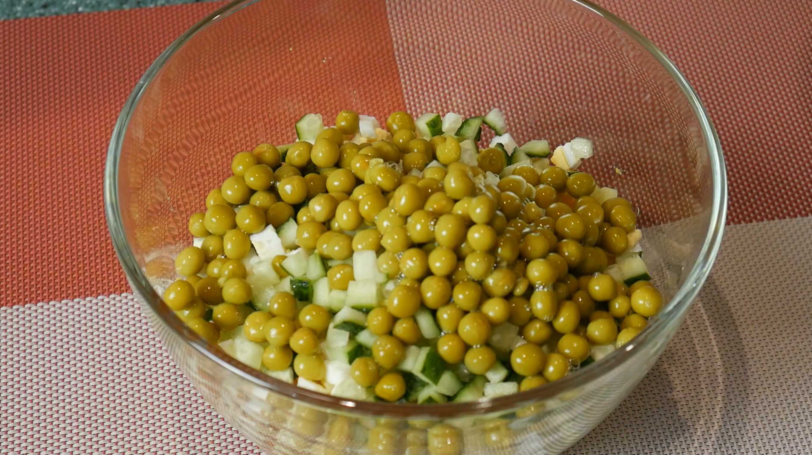 Оливье с рыбой-Шаг 4