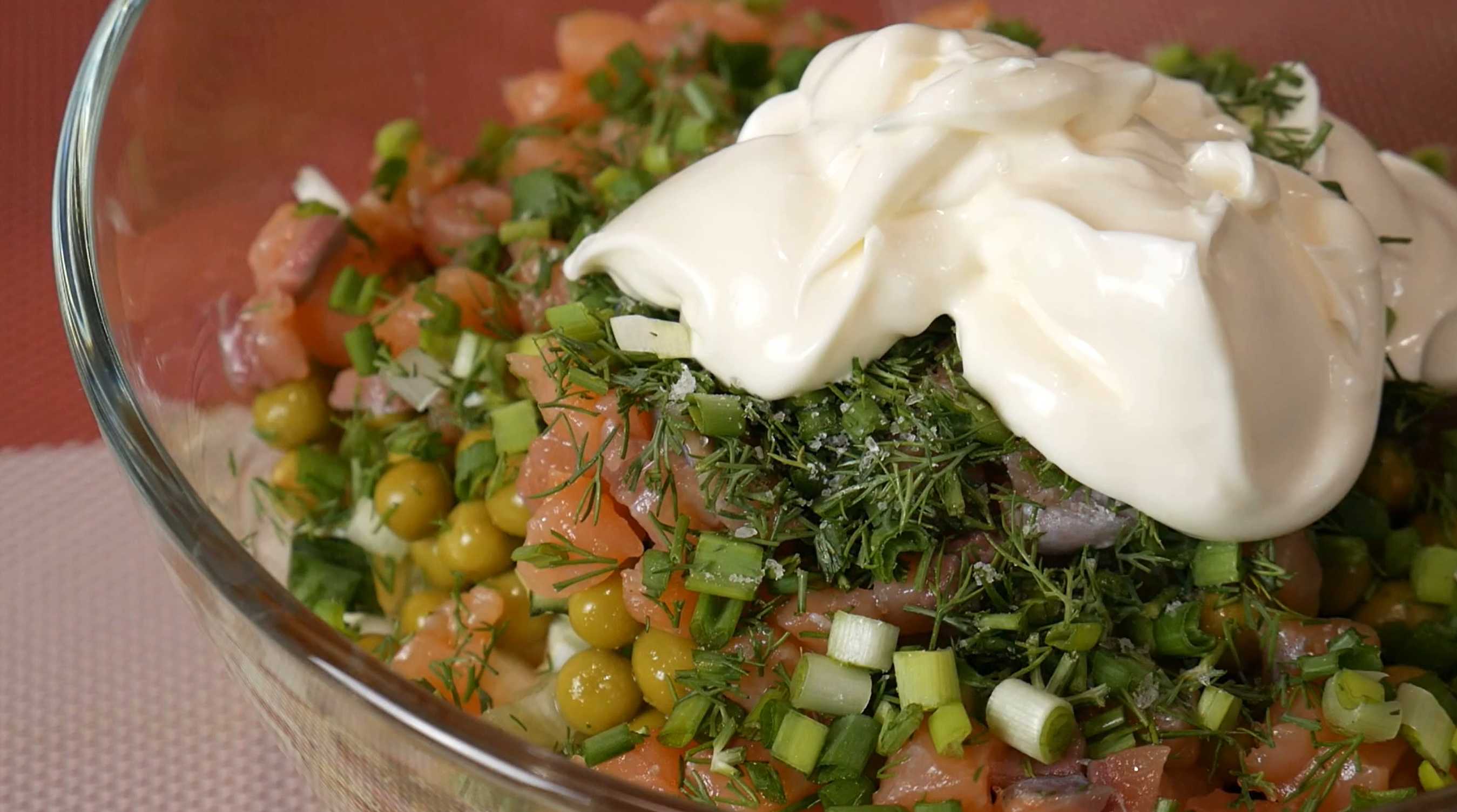 Оливье с рыбой-Шаг 7