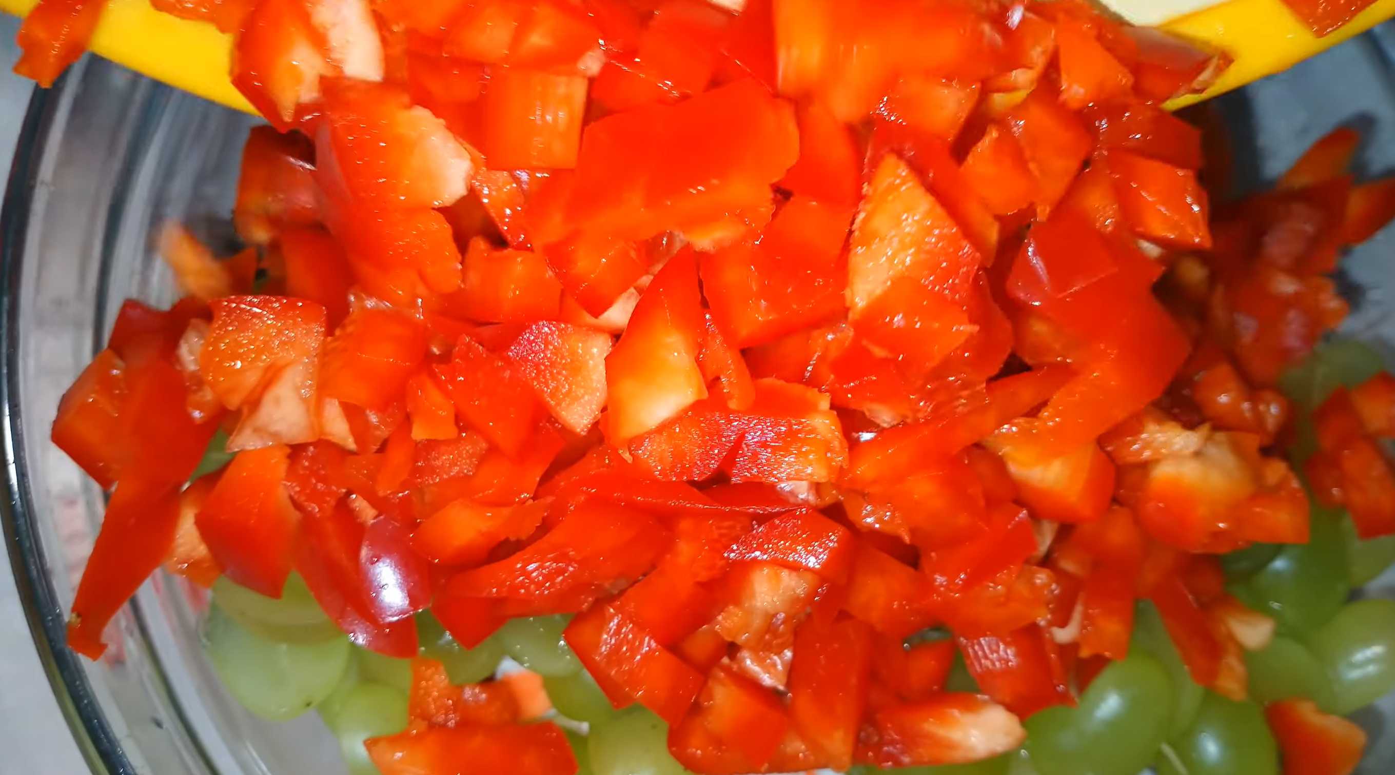 Крабовый салат с виноградом-Шаг 3